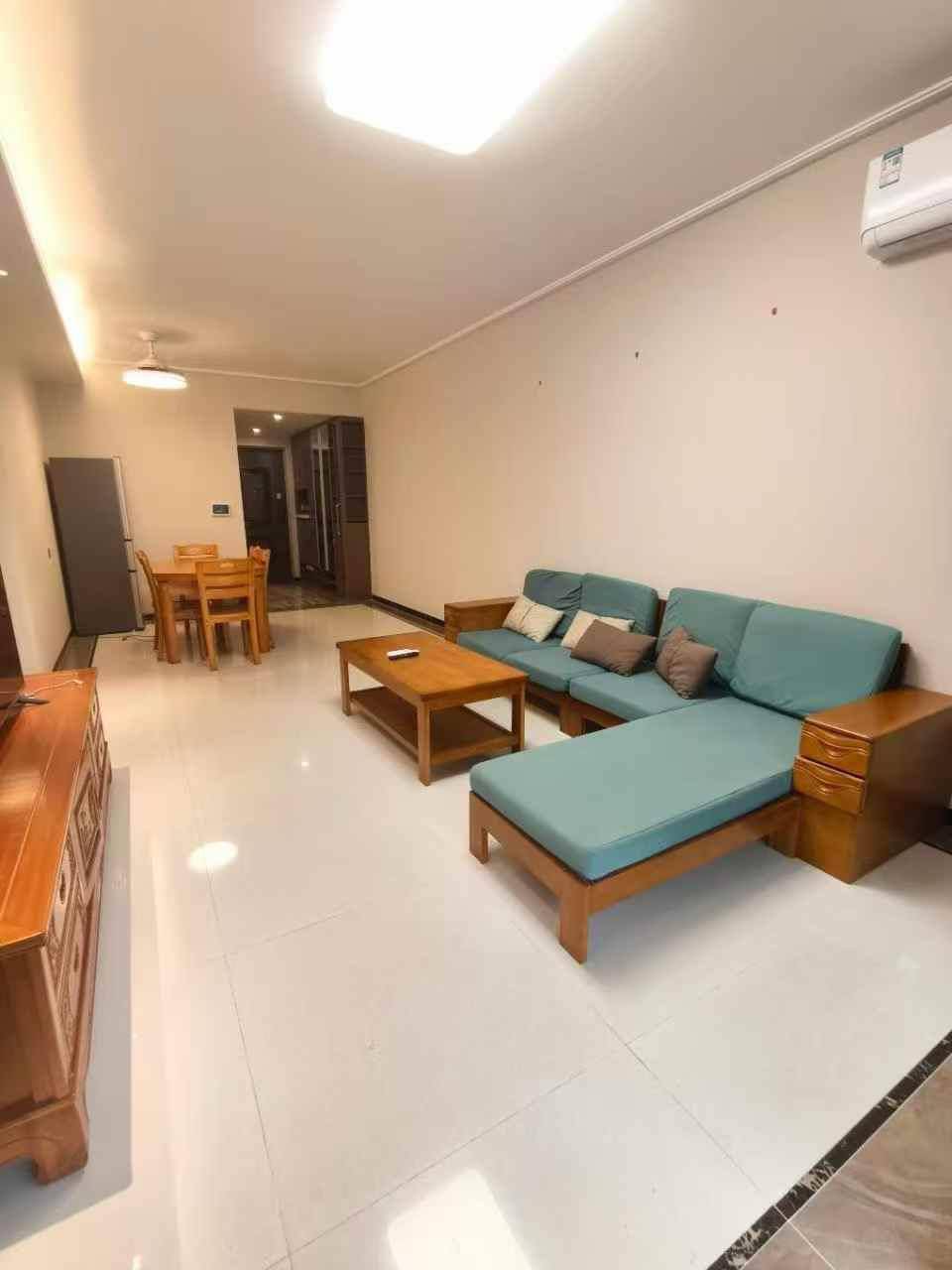 出租江南·保利学仕府四房2500/月江南保利和府/学仕府4房2厅2卫120平南向 中间楼层 家私家电齐全拎包入住 2500/月押二付一 一年起租 