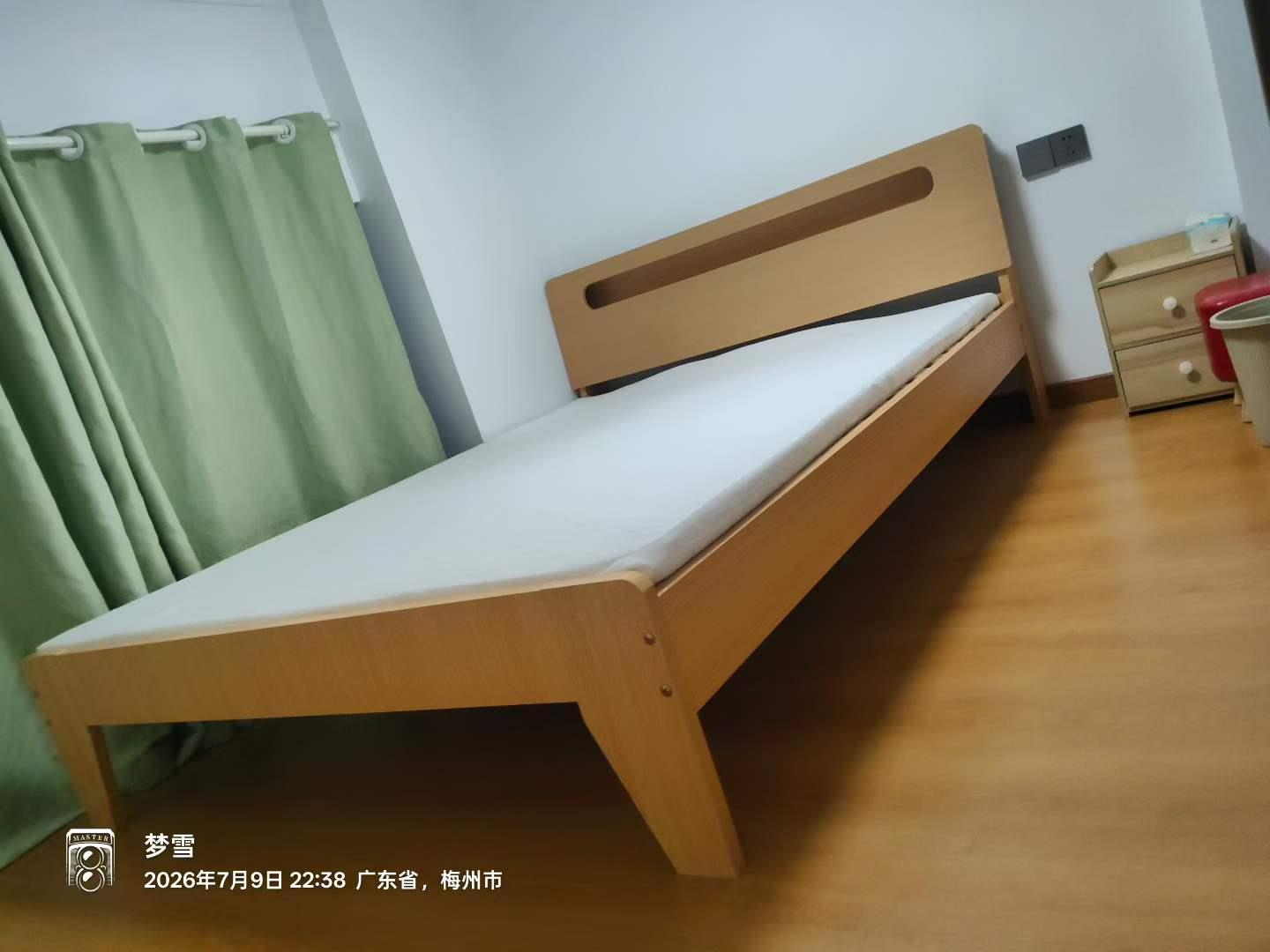 投资者.带租约出售梅县碧桂园公寓 电梯中低楼层 户型一房一厅一卫带阳台 实用面积50多平 层高4.5米 买一层送一层 业主全新轻奢欧式装修 售价 售16.8万一口价 红本在手优势生活便利 近学校 医院