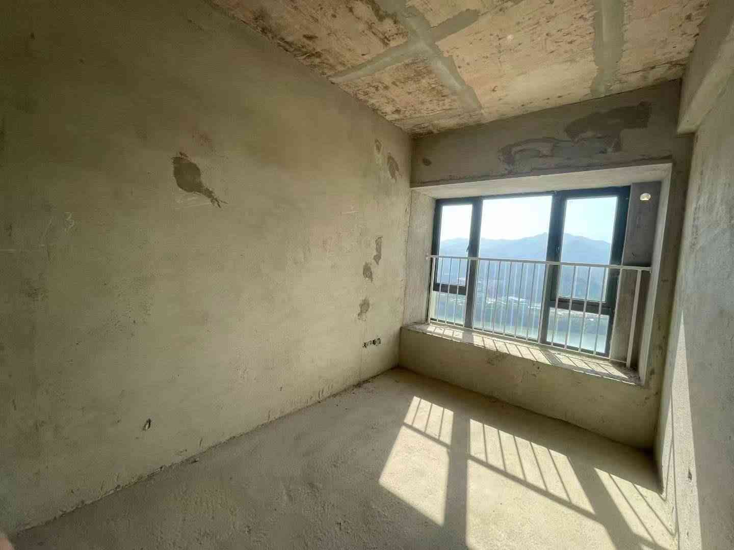 恒大望江超漂亮的江景一线江景 恒大珑湖湾二期 超大4房2厅2卫 证上157平毛方坯高层 南向,,看房方便 售88.8万 满二 小彭