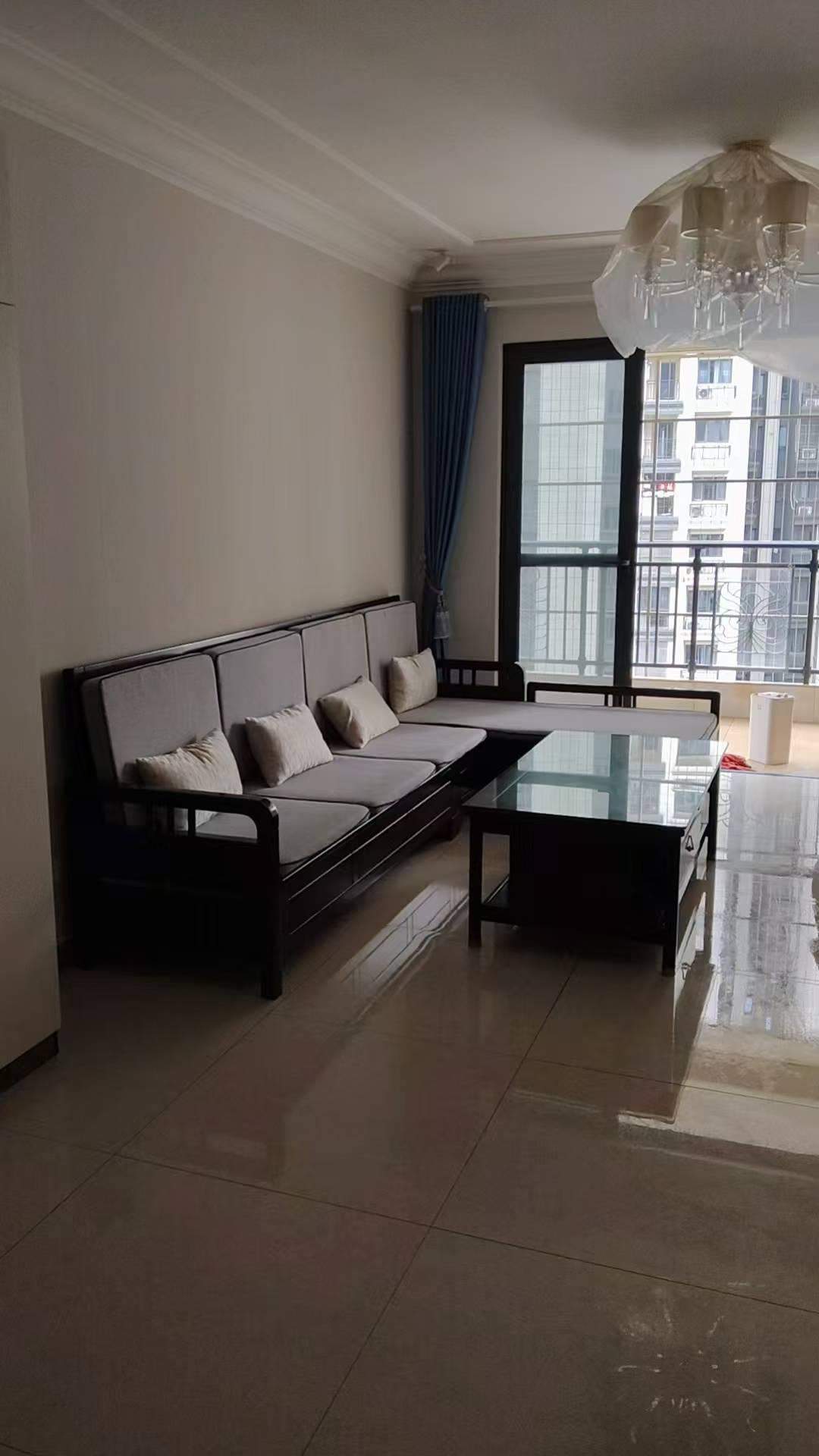 出租恒大二期珑湖湾 127平方 大三房两厅两卫 中高楼层 拎包入住 押二付一 仅1900元/月 