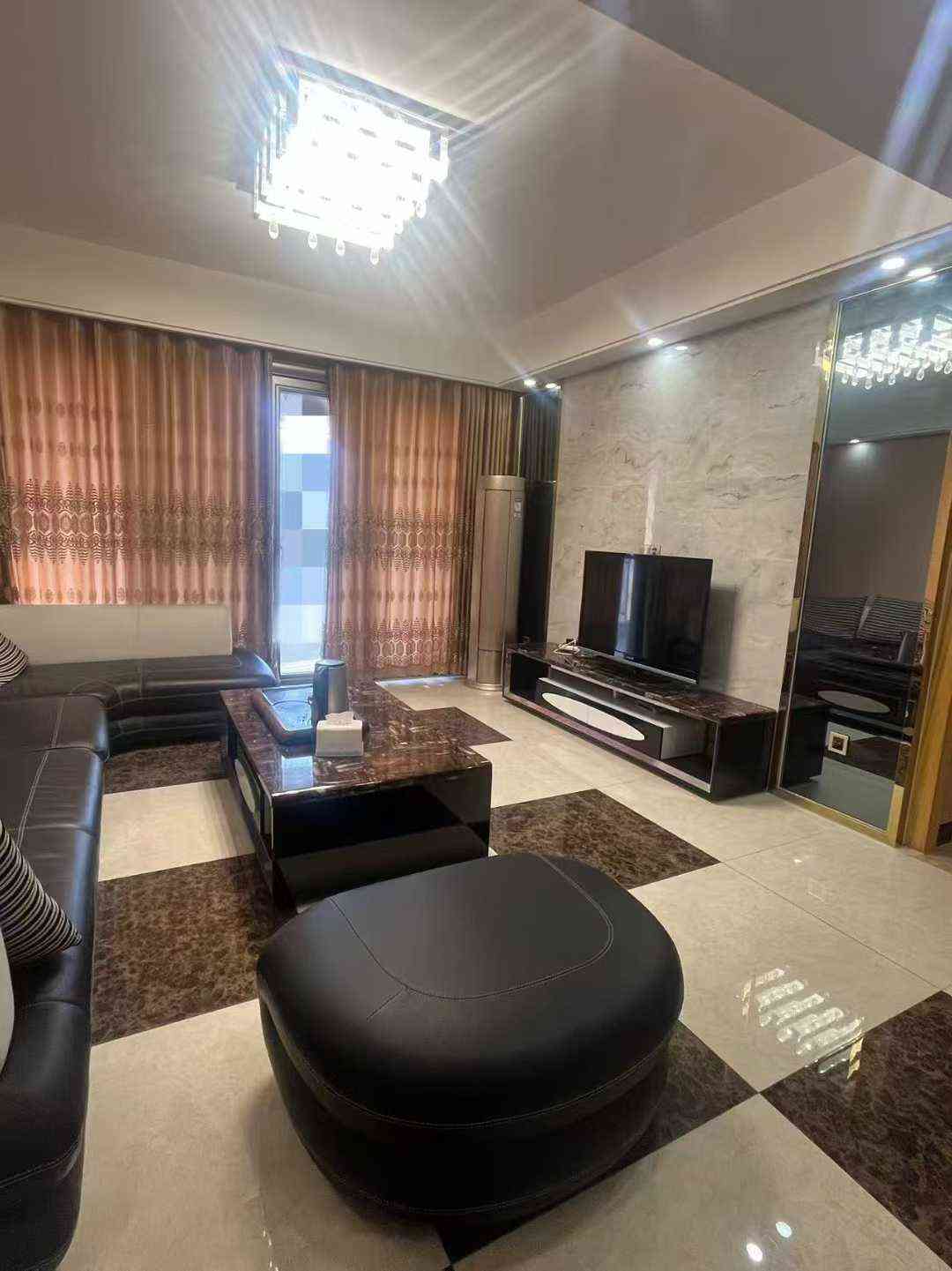 出租新县城广场附近大小区圣豪园 电梯中间靓楼层 大3房2厅2卫 约135平方 近学校市场 家私家电齐全 拎包入住 1700元／月 一年起租 薛原