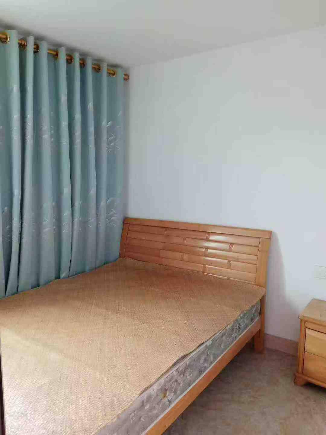 华侨城人民北路华银对面 金兰湾小区 电梯中层 2房1厅1卫 家俬家电齐全 离新城学校不远 月租900元/月 押二付一 可半年起租 .