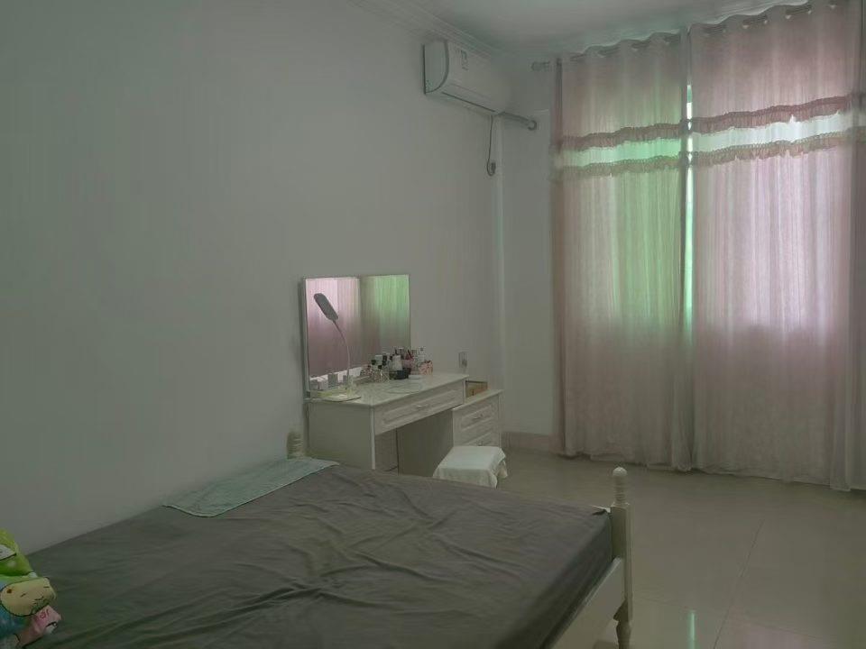 江南实验小学学区 金城花园南区加装电梯中间层 （直达不用走半梯）122平方大3房2厅2卫 客厅南向向花园 主门东南向 带家私电 开价42.8万 有一车库另售 