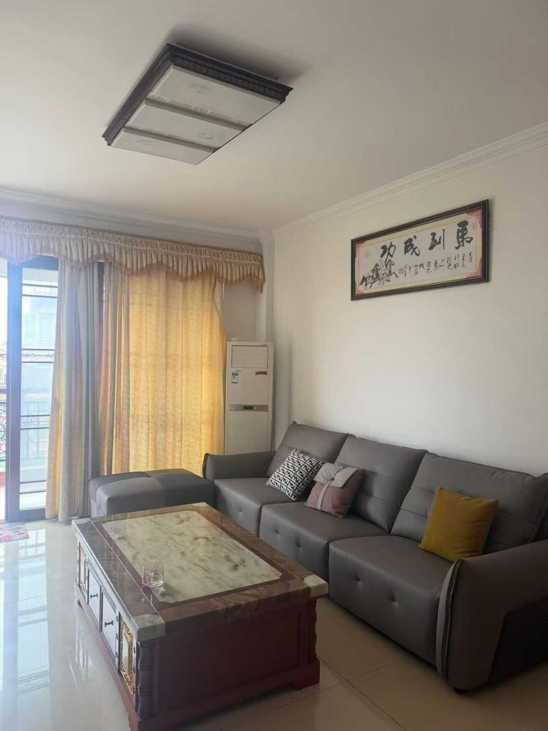 新县城人民广场侧 人民南路骏业雅苑电梯靓楼层8楼 三房二厅二卫 地势好 离广场 德兴小学 园市场都近,租1580元/月 押二付一,一年起租 