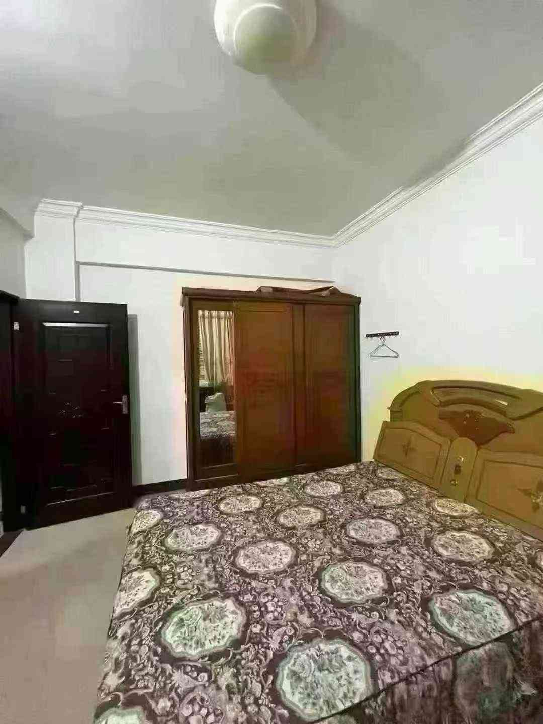 出租新县城新地街贵和花园 步梯3楼 大四房二厅三卫带杂物间 证约165平 带家私家电 拎包入住 月租1800元 押二付一 