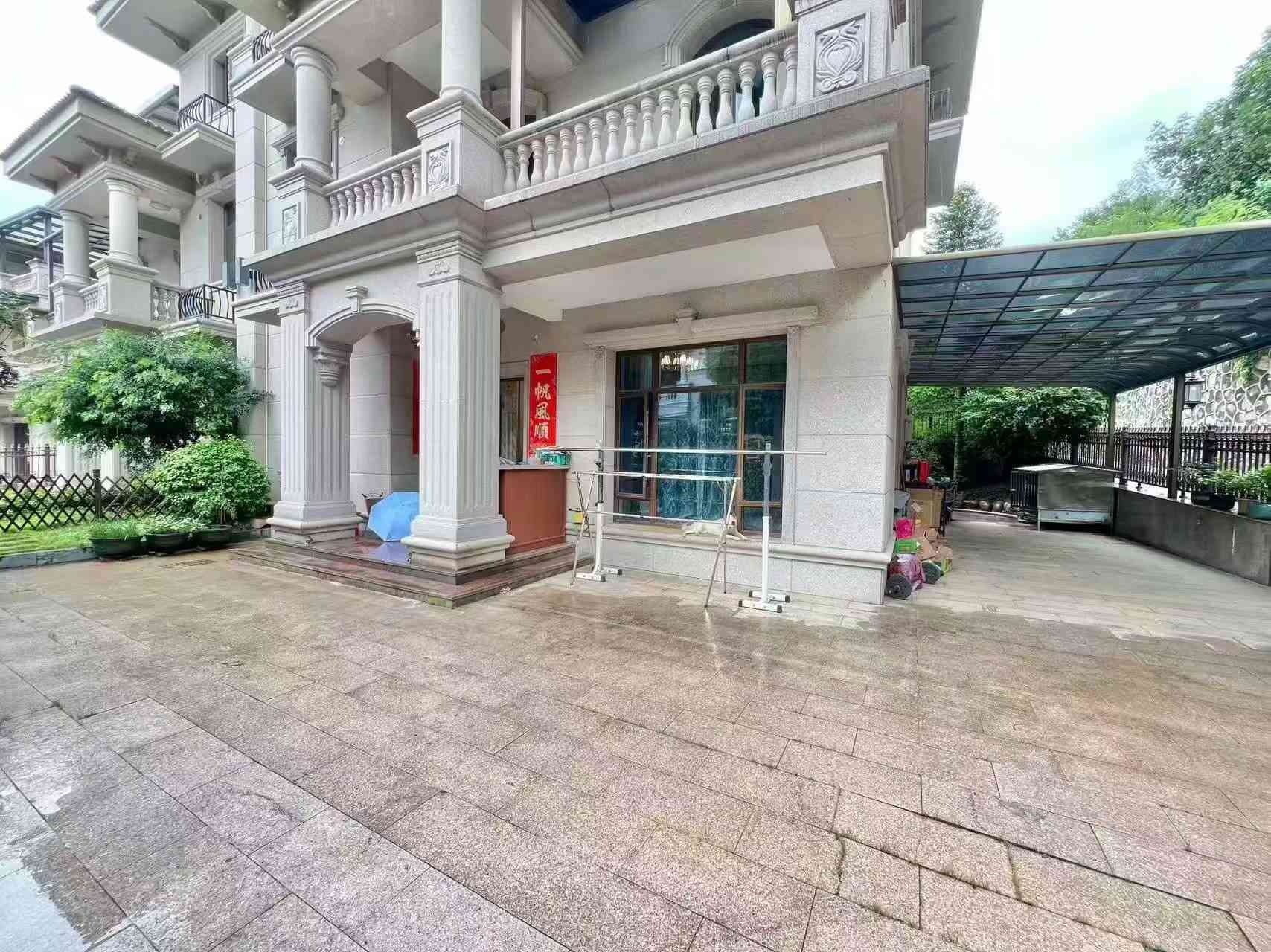 欧式别墅388万拎包入住客天下碧桂园欧式别墅 南向 现代装修 三层双拼别墅大5房5卫2阳台 带一露台 建筑面积260平边户 送200平大花园 送全屋品牌家私家电 不锈钢橱柜高端定制 拎包入住 售388