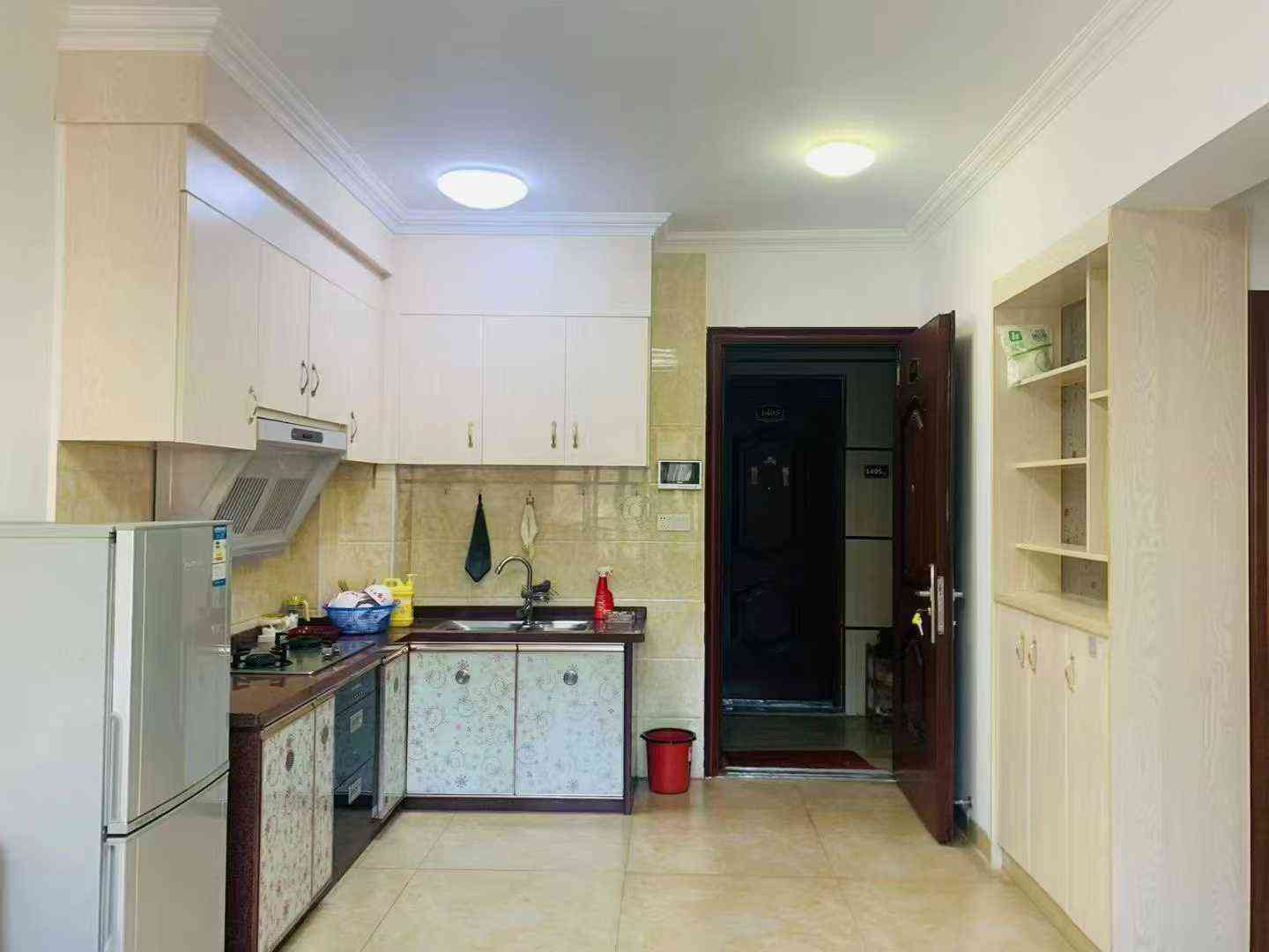 出租【客天下爱巢】电梯中间楼层 电梯精装2房2厅1阳台 家私家电齐全 拎包入住 一年起租 押二付一 楼下停车方便 不收停车费 租金1380/月包物业