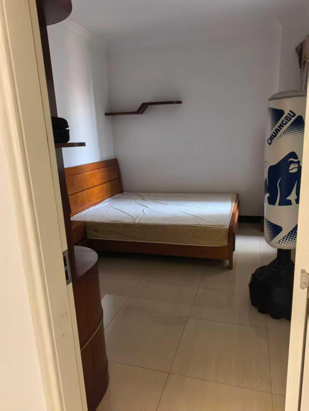 房新民小学学区嘉隆湾电梯大4房2厅2卫 带架空车位还包物业费才租1600元需