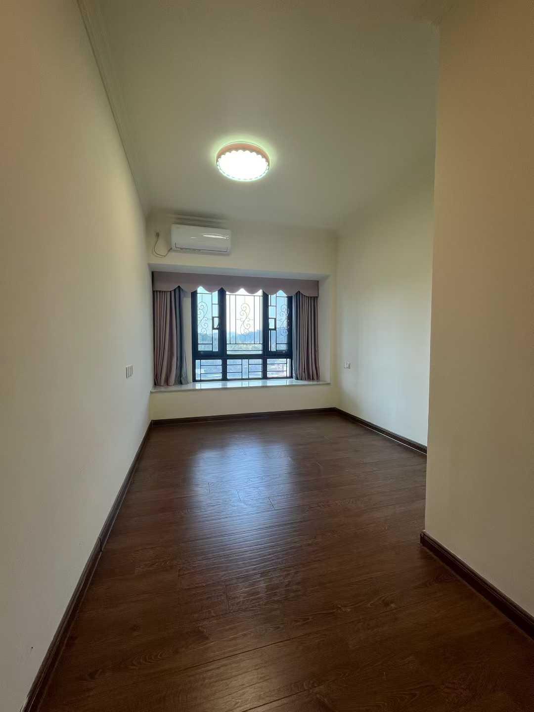 【梅县碧桂园】新县城梅县碧桂园一期 电梯靓楼层 4房2厅2卫 144平方左右 户型方正 采光靓 南向 南北通透 现状出租 押二付一 一年起租 不包物业租2300元/月/