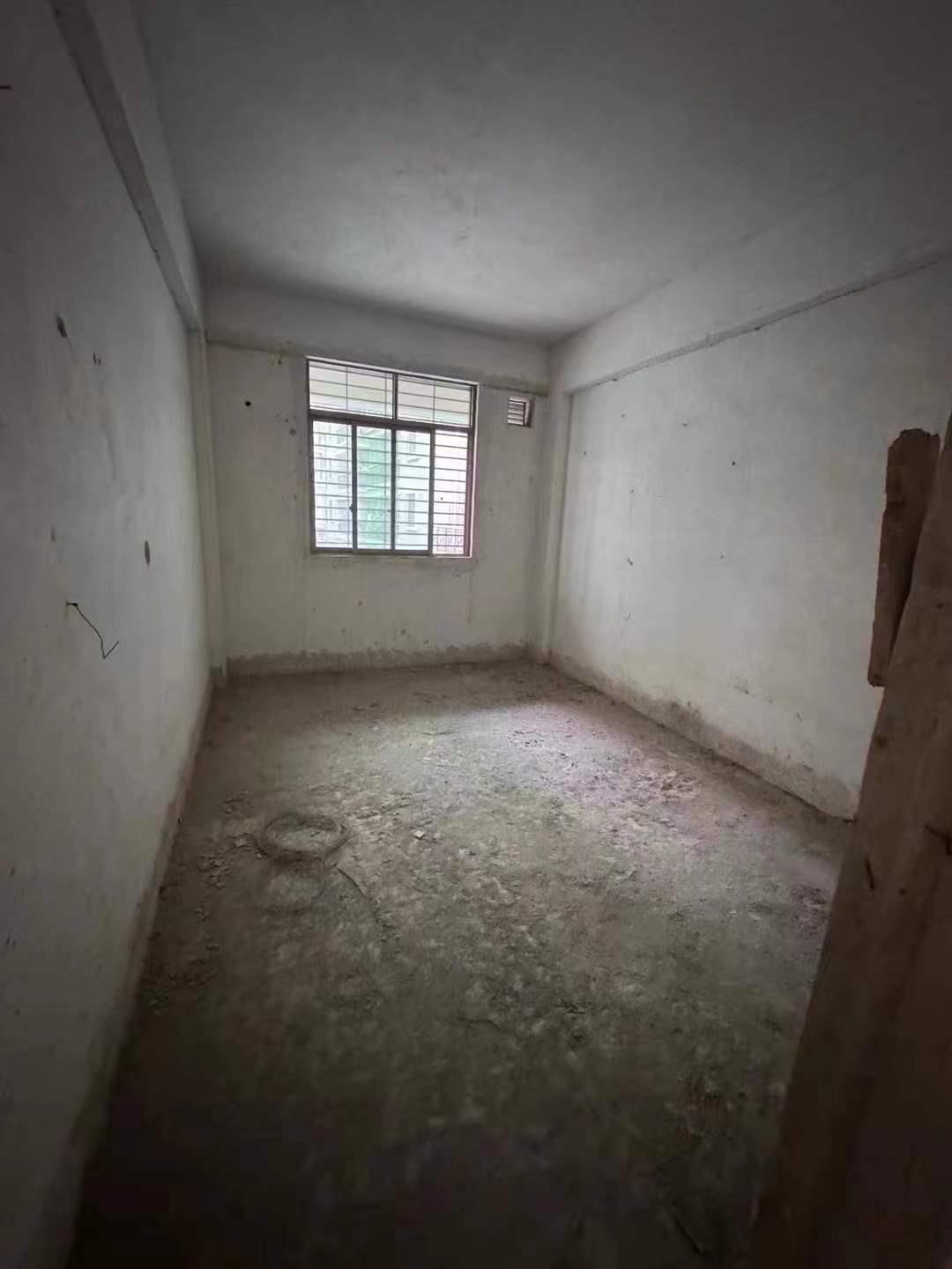 有小区的单体楼仅售112.8万 新县城小区里的四面自墙 带后花园 单体楼5房2厅4卫 约280平方 里面毛坯 1楼客厅饭厅车库及卫生+杂物 2楼客厅+4房2主卧间2阳台1公卫 3房1房及露台 有村委证