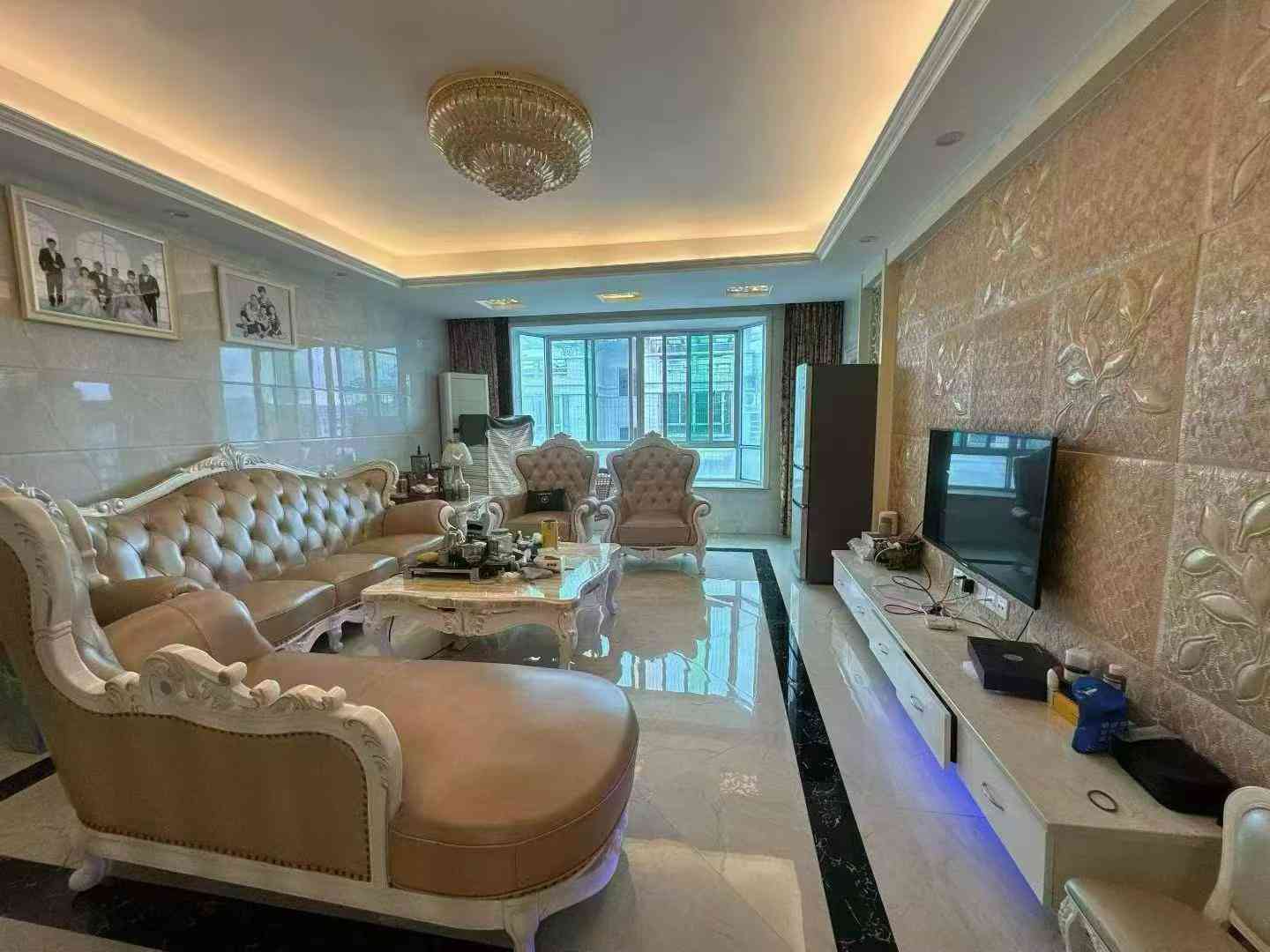 直朋手友房江南金地段碧金华府电复梯式6房3厅5卫 主豪家华装修 采光结构好 带露一台 视开野阔 面积315平 小区周边套配设施成熟 生便活利 业诚主售156万 