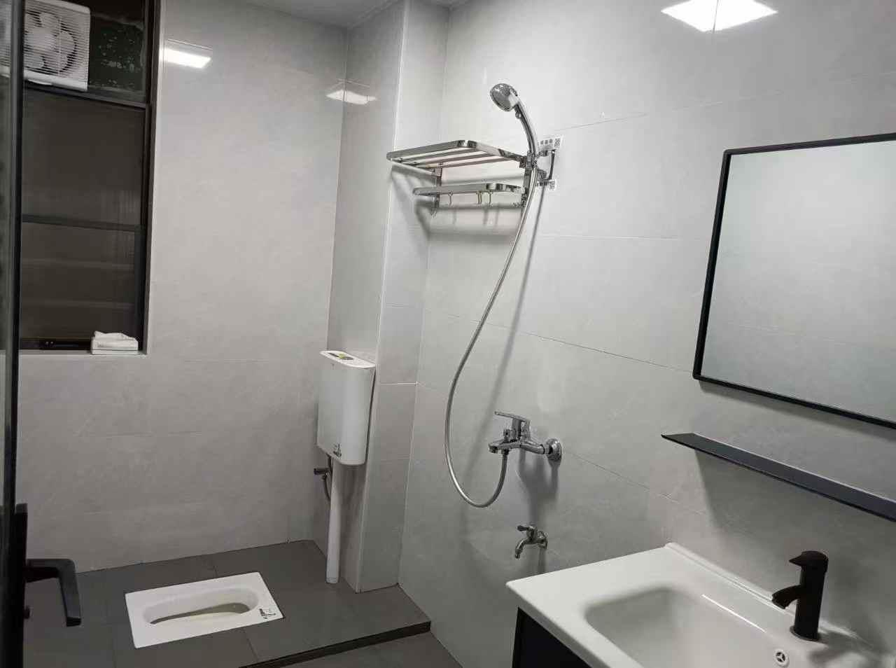 三房出租【小区】芹洋花园【楼层】中间楼层【户型】3房2厅2卫【装修】豪华装修【面积】119平左右【价格】1700/月【家电】家私家电齐全近梅州中学附小中学 一年起租 压二付一 不可以养宠物小彭