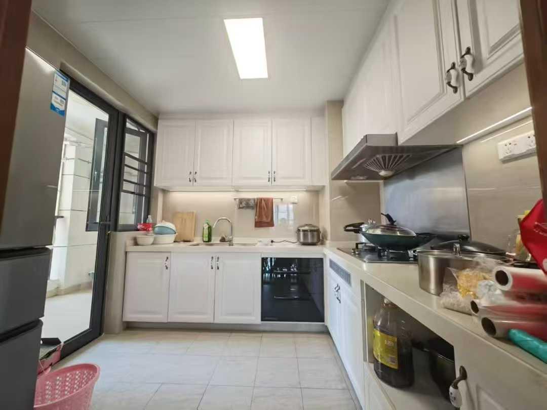 电梯四房含车位租2600元每月出租《恒大二期》6楼 带负一车位 138平 四房二厅二卫 精装 家俬家电齐全 拎包入住 