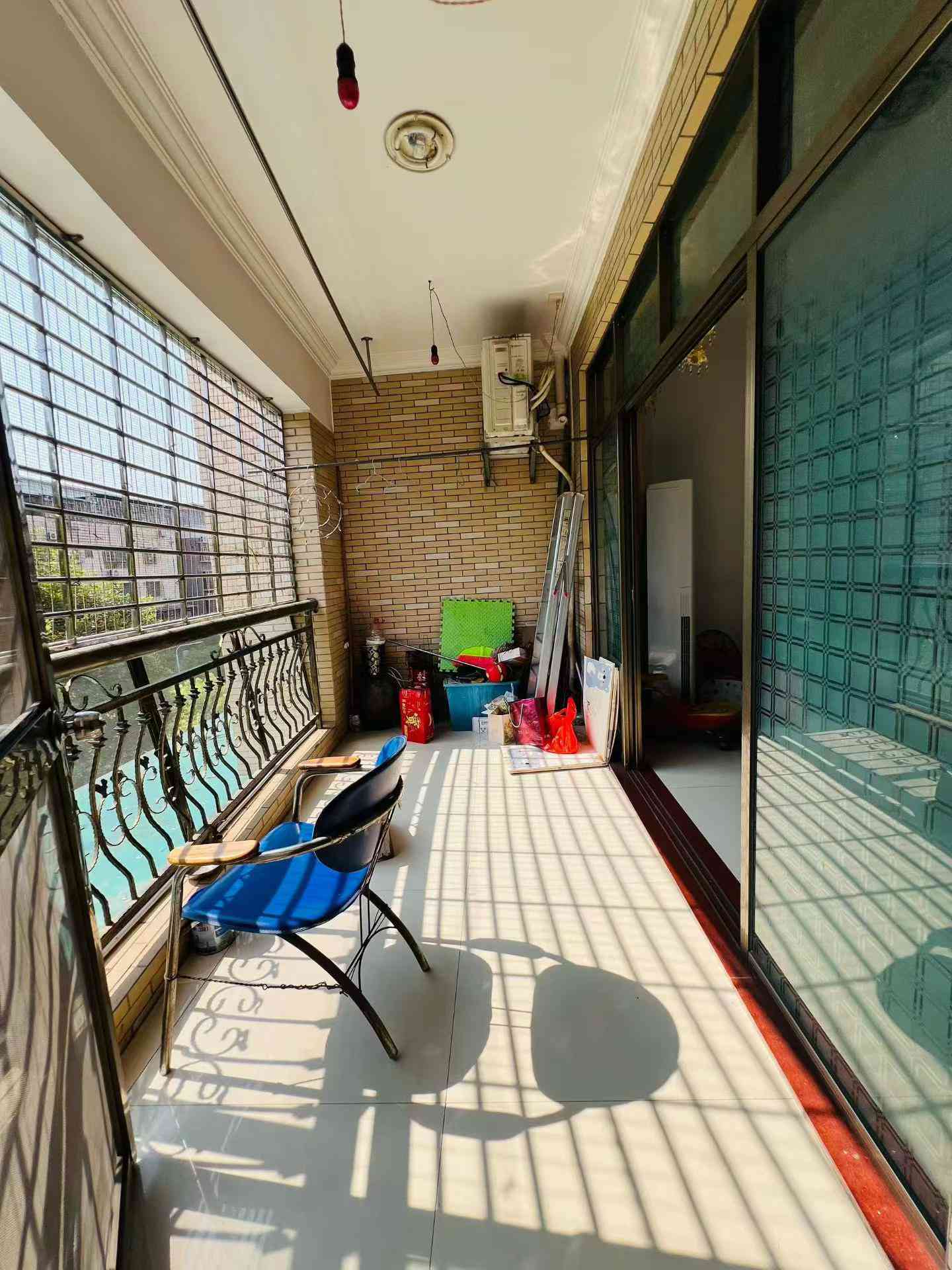 新县城大新路附近扶贵小学学区《美景家园》步梯4楼 大4房2厅3卫2阳台133平（已商议装电梯） 带家私家电送杂间 红本在手随时可以过户 诚售46.8万 吖娟