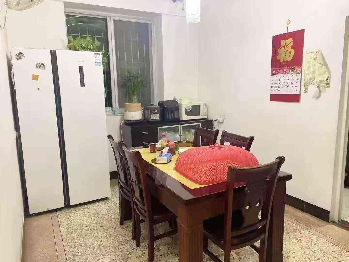 新县城五洲花园附近 步梯4楼 4房2厅2卫2阳台 证152平方边 保养好带家私家电 东南向 大小区带杂间 仅售46.8万 英妹 