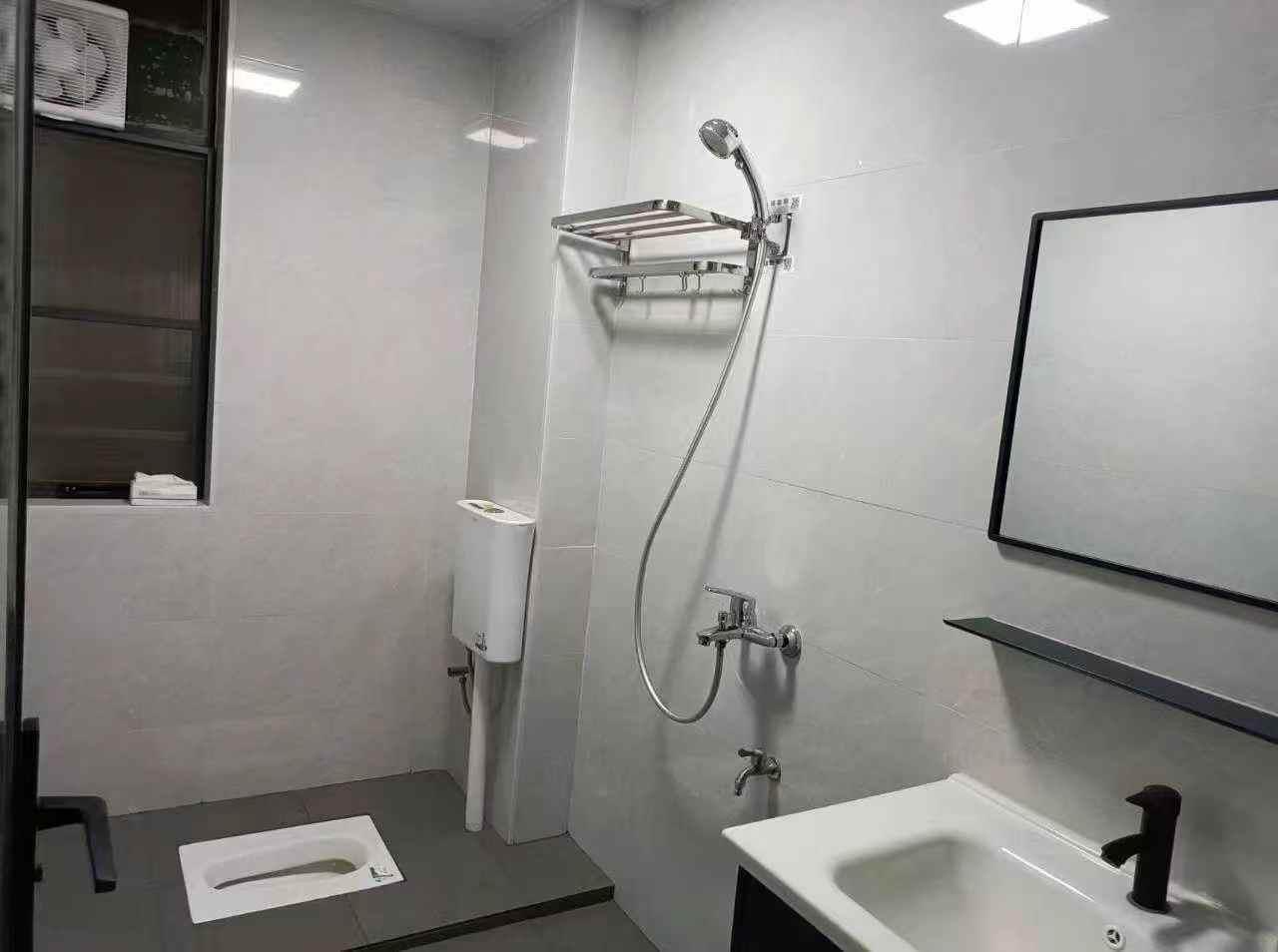 三房出租【小区】芹洋花园【楼层】中间楼层【户型】3房2厅2卫【装修】豪华装修【面积】119平左右【价格】1700/月【家电】家私家电齐全芹洋半岛 近梅州中学附小中学 一年起租 压二付一 不可以养宠物小