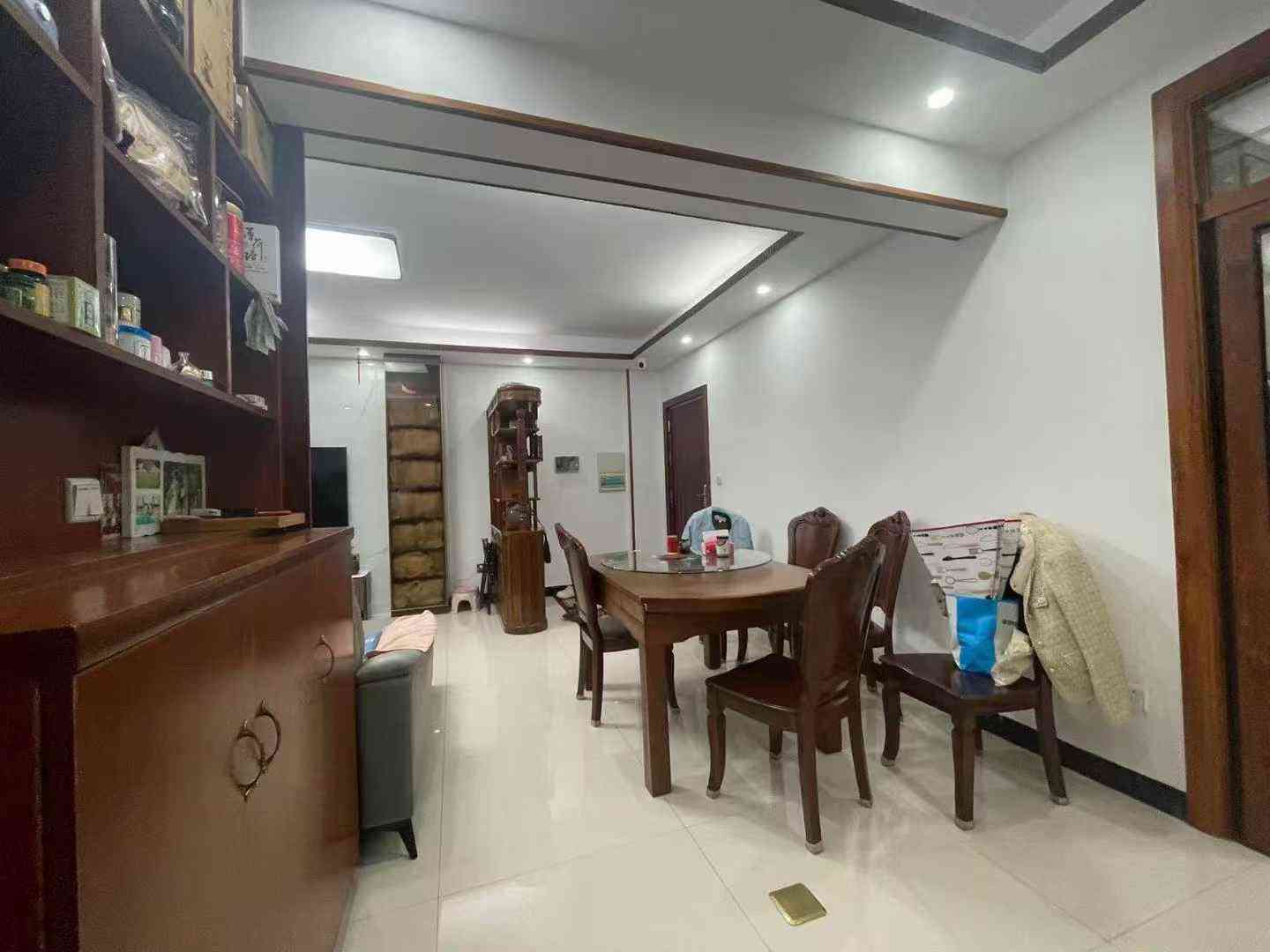 新县城·壹品翡翠湾三房53.8万新县城人民广场附近天秀路一品翡翠湾一期靓楼层 3房2厅2卫 约102平方 主家装修 橱柜衣柜保养好 带全屋家私家电 拎包入住 售53.8万 看房
