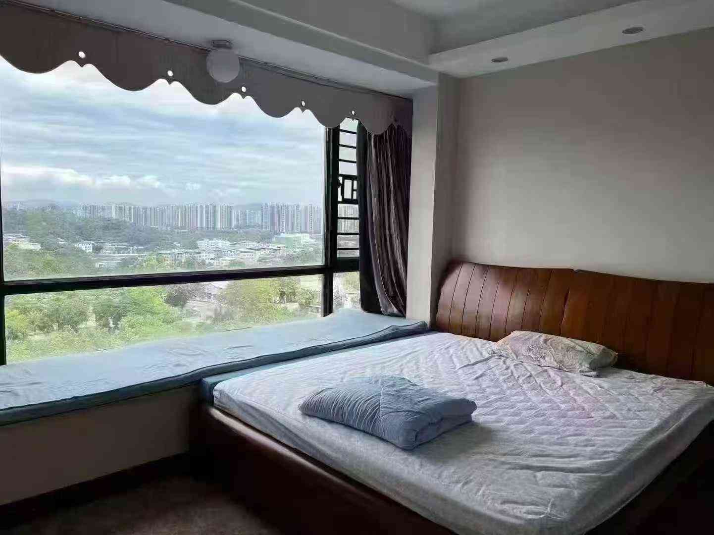 房出租客天下大平层4房出租客天下圣山湖E区 电梯中间楼层 大4房3卫 216平 豪华装修 拎包入住 租4500元（包物业） 看房方便刘小姐