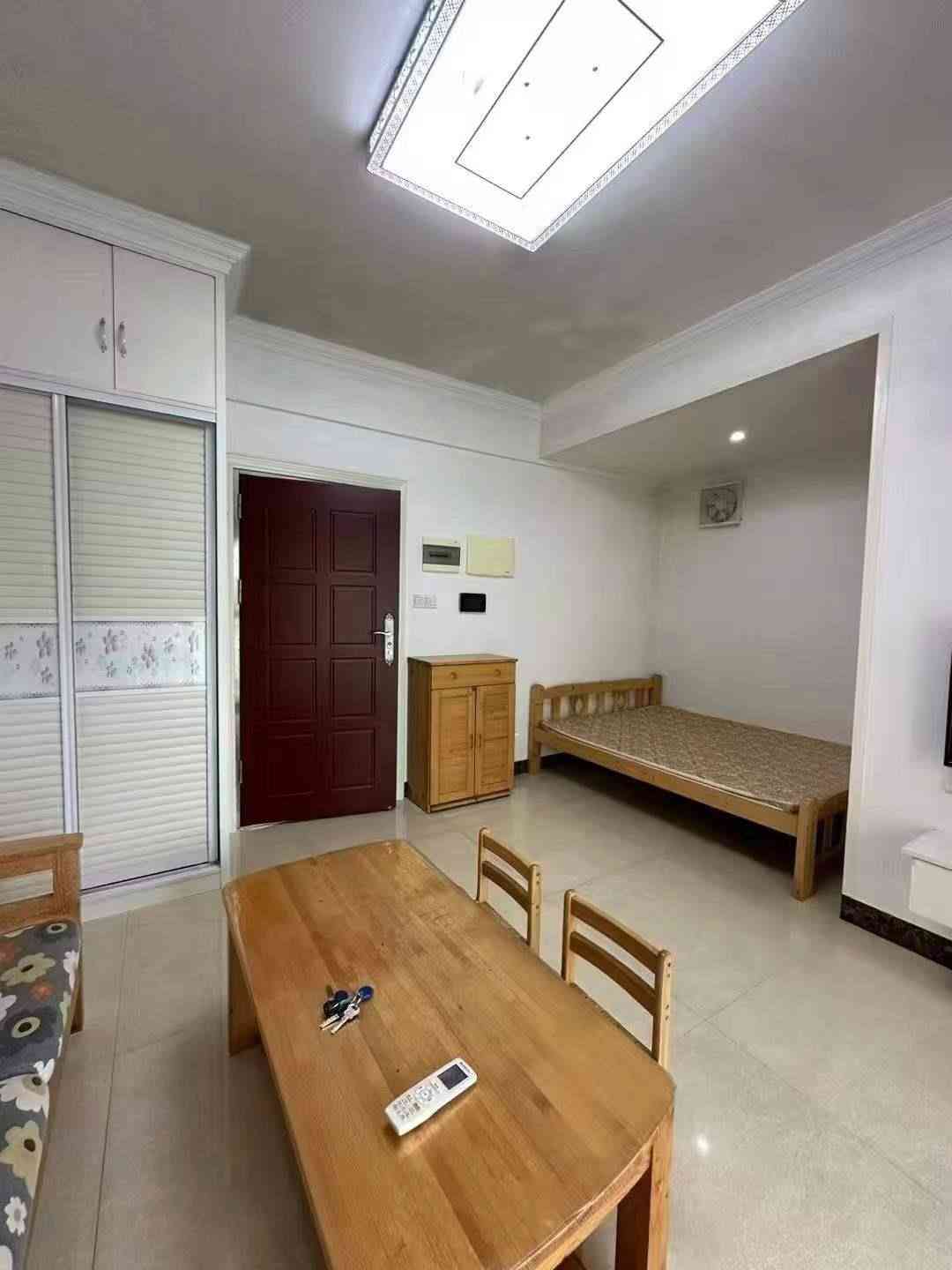 华侨城人民北路《金兰湾》小区停车方便 原装电梯 约35平方中间楼层 1房1厅1厨1卫大阳台全独立空间两梯四户家私家电齐全 智能门锁 拎包入住 月租1000元