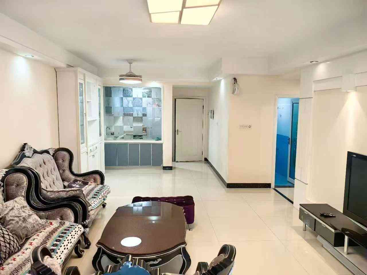 租元/包物业 售85.8万江南《鸿都帝景湾》名校鸿都小学学位房 电梯三楼 带入户花园的4房2厅2卫二阳台约148平方米 15平方米大露台 南北通透 向花园的园景房 满眼都是绿的 十分安静 带所有家私家