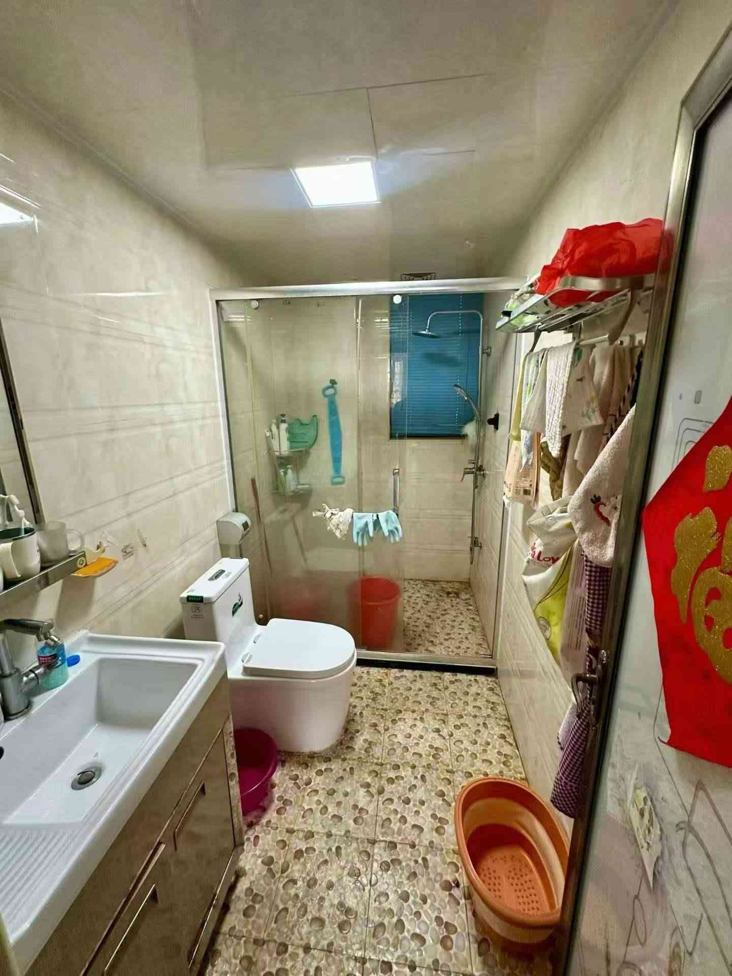 百福豪园装修大三房三卫65.8万新县城百福豪园花园大小区 原装电梯中高靓楼层 西南向望花园 136平3房2厅3卫3阳台 带家俬家电 拎包入住 诚意售65.8万涂