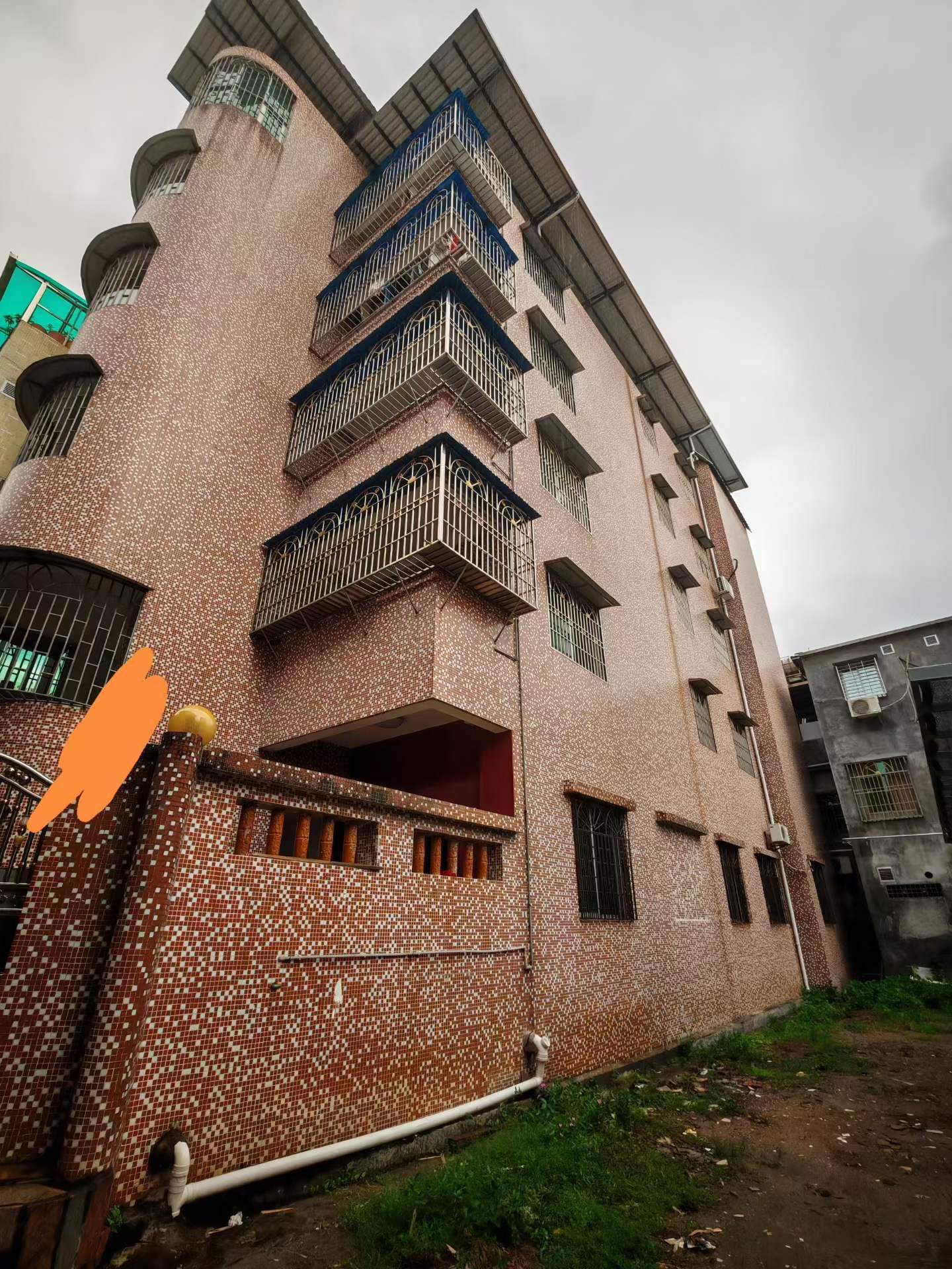 86万买500平单体楼出售江南单体楼 华建市场化育小学附近单体楼 占地面积约118平方 总面积508平方 共5层 每层2房2厅1卫1厨 共10房10厅5卫 车辆可直达门口 红本齐全 随时可以过户 业主