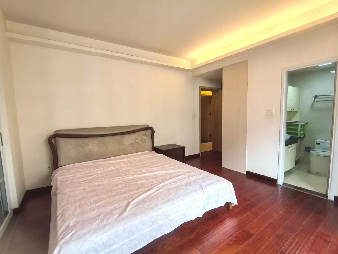 户型南向楼王栋 江南【鸿都帝景湾】 智能化小区 豪华装修 带高档家私家电 客厅高档酸枝红木另协商 楼层中高靓层 4+1房2厅2卫5阳台 户型相当靓 南北通透 主阳台南的 证上约183平方的超高使用率 