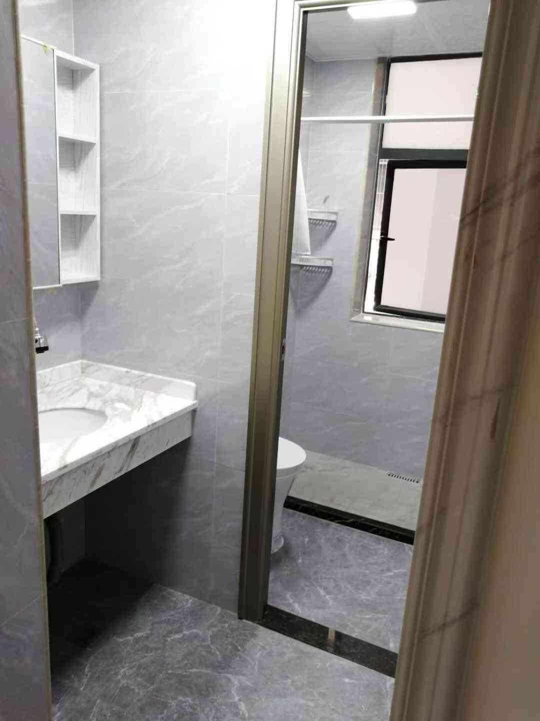 出租 新县城圣豪园 2房2厅 户型方正 东南向 光线好 拎包入住 租1600元/月 押二付一 