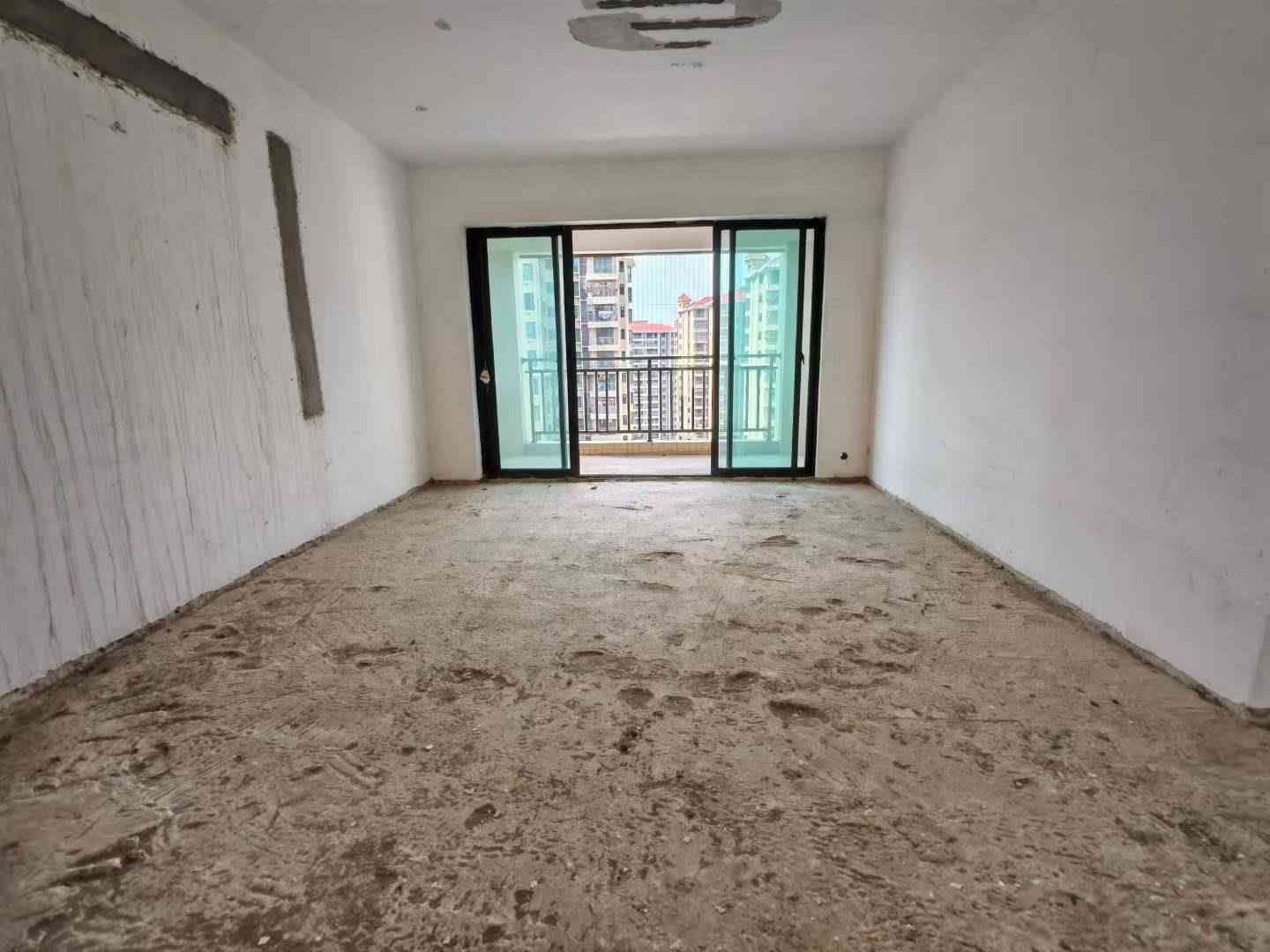 十分 定金当首付（芹洋安置房）芹洋花园 中高楼层 4房2厅3卫 毛坯 证满二年 152㎡ 开价62.8万 【优势】望花园中心 南北通透 芹洋梅州中小学区房 锁匙在店 惠惠佳
