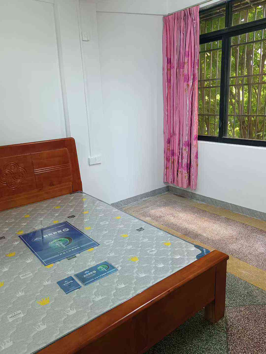 华侨城建设路附近 宏兴花园附近3楼2房2厅 月租每套500元 装修好首次出租 有全新空调 全新热水器和新床 有钥匙方便看