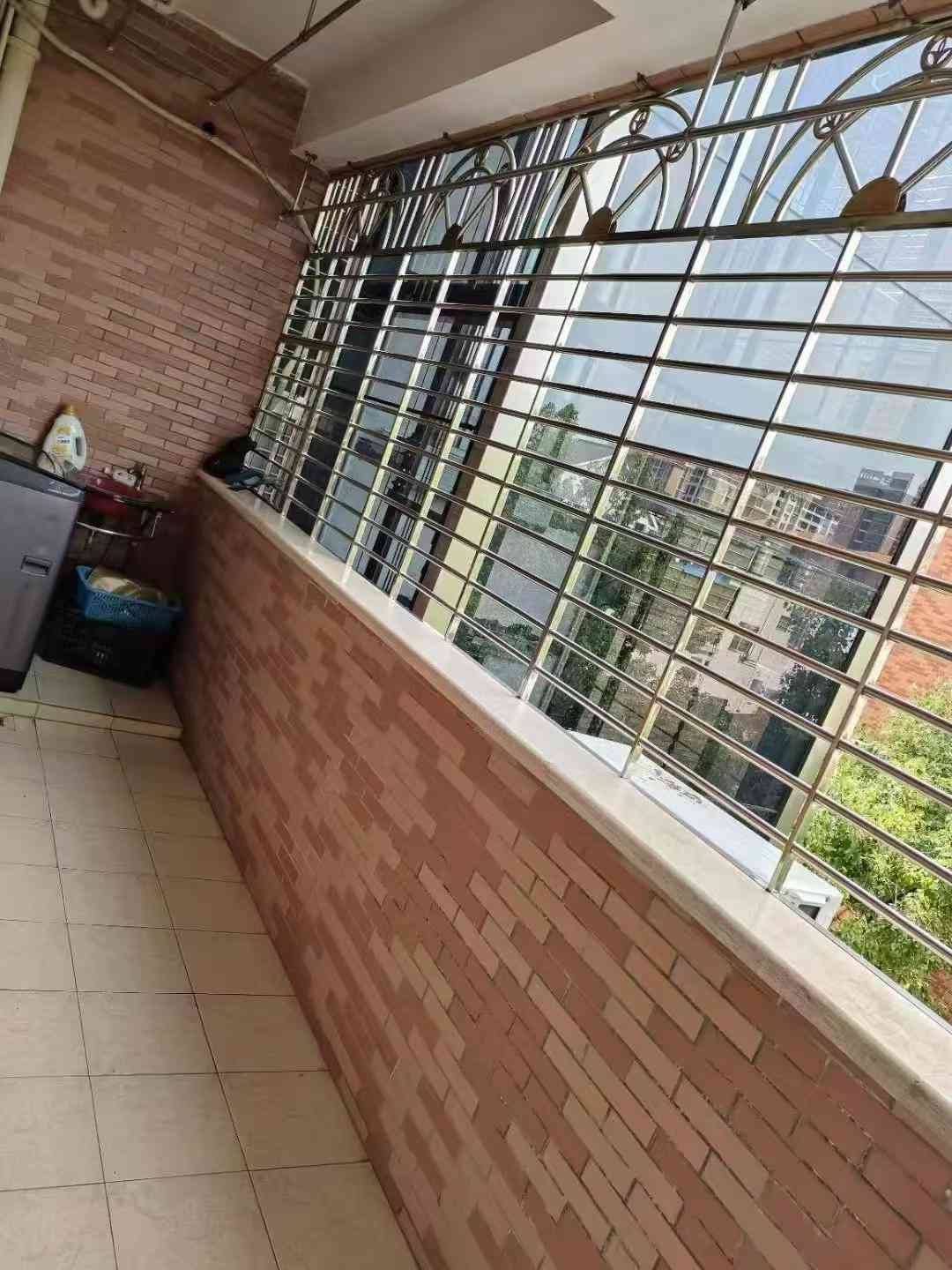 新县城文体中心对面大新花园 近人民广场 加装电梯4楼 超大3房2厅2卫 150平 居住和办公一起都可以 客饭厅分离 拎包入住 押2付1 有杂物间 1500一个月 