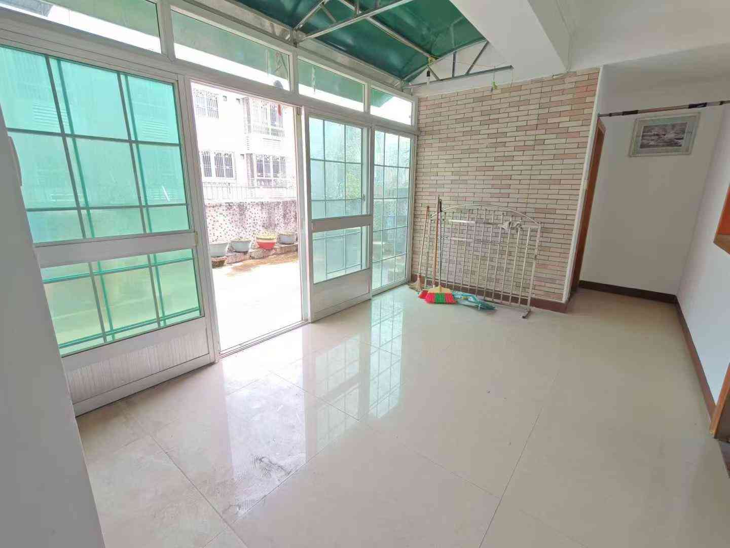 客都汇侧龙坪学区电梯复式5房江南客都汇附近【阳光花园】 外墙方砖带杂间 电梯6楼复式 226平方 5房3厅4卫带私家花园 中档装修送家私家电 开价88.8万 刘小姐