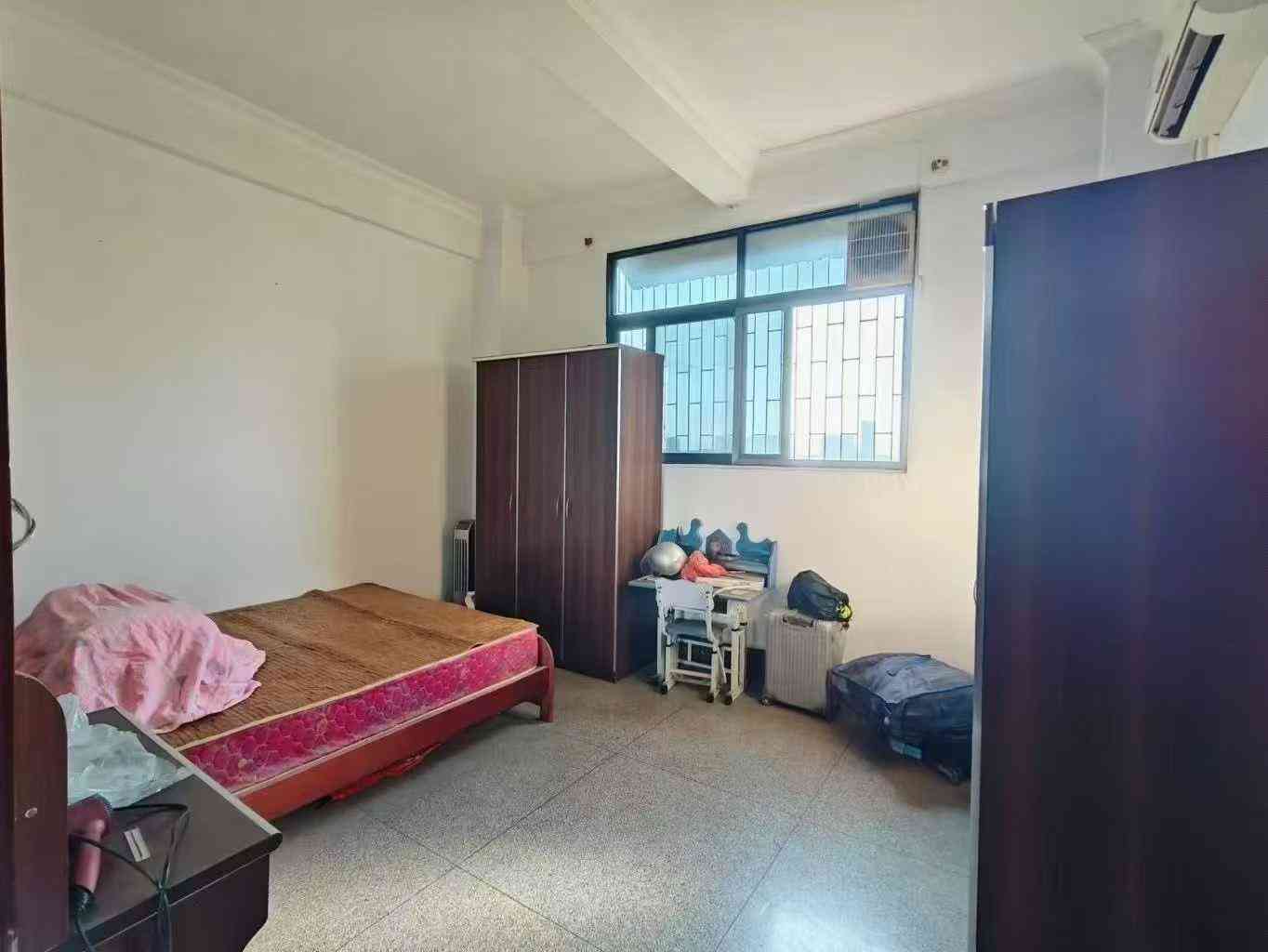 梅江区东郊月梅莲塘附近6楼 三房改四房两厅一卫 有杂间（近嘉大西校门可做营业执照） 有公共大露台 土地已出让过户便宜 证上面积100.6平方 售13.8万一口价