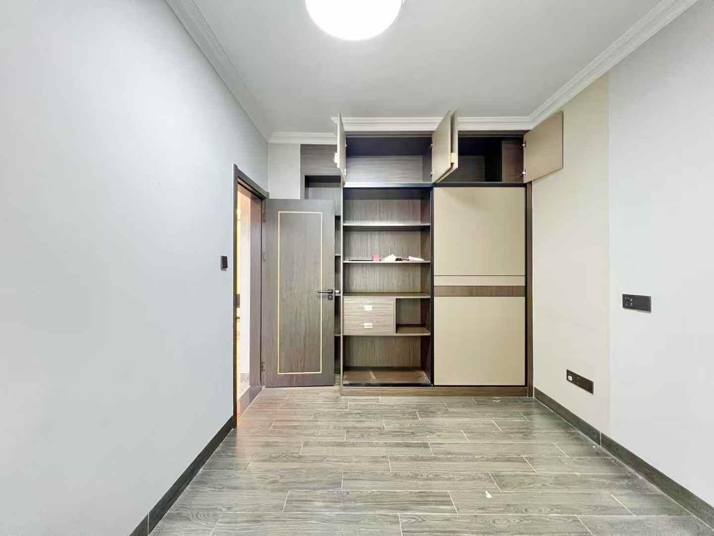【归读一品】电梯靓2房江南梅水路归读一品大小区电梯中低楼层 大2房2厅1卫 约100平方 南向 全屋现代高档装修 保养十分新 送部分家私家电 一口价售63.8万（过户费买方承担2万）【密码看房】