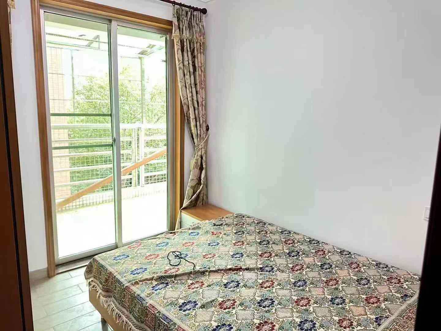 梅水路归读一品三楼 商住两用 新装修 三房两厅两卫一厨房 建筑面积135.98平方 露台80平方左右 离幼儿园鸿都小学近 菜市闹区 租金2500元/月 