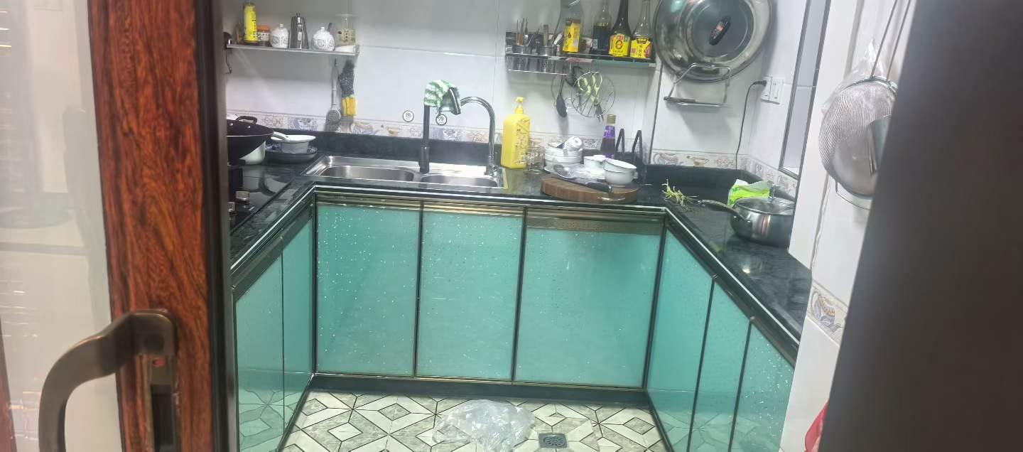 新县城广场附近 华侨中学对面《梅花金御》3房2厅2卫 原装电梯中高靓楼层 约120平方 租1500元 压二付一 拎包入住 
