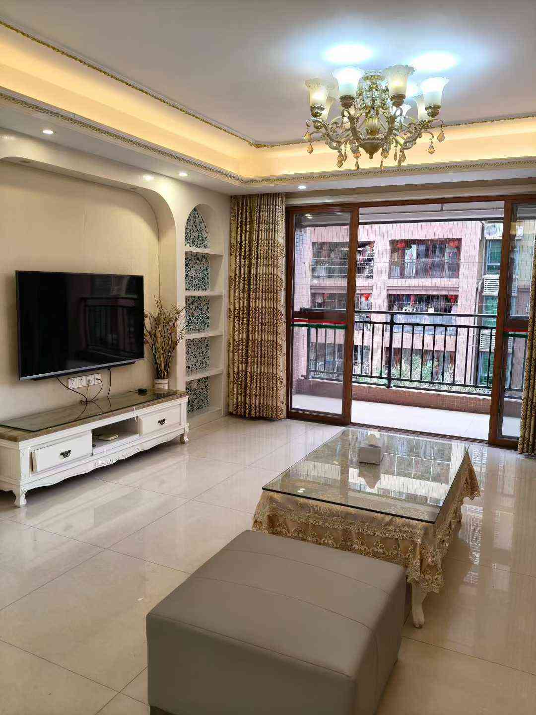 出租新县城德兴小学旁盛华豪庭 电梯大三房两厅两卫 豪华装修东南向 月租1800元 押二付一 一年起租 租房