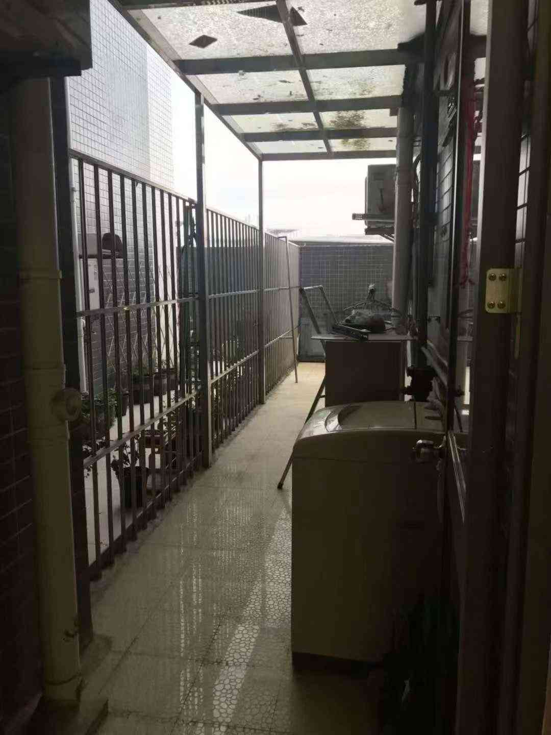 华侨城锦发君城一期 电梯3楼 70方2房2厅带家具家电 带露台 租金1400元/月 一年起租 押二付一 