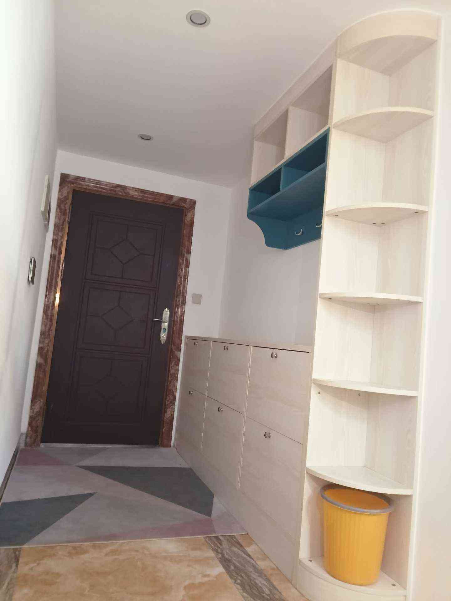 新县城粤东附近【世纪金郡】电梯中高楼层 约80平 2房2厅1卫 业主自住标准配置 全新功能沙发 首次出租 月租1800元 押二付一 一年起租 