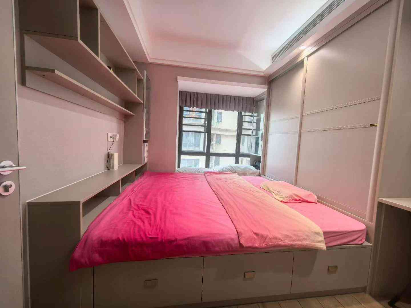 美盘林风眠学区房 江景房江南梅水路【万象江山·一期】中高靓楼层 通透户型 4房2厅3卫225平米 主家豪华装修 全屋高端定制 现199.8万开价