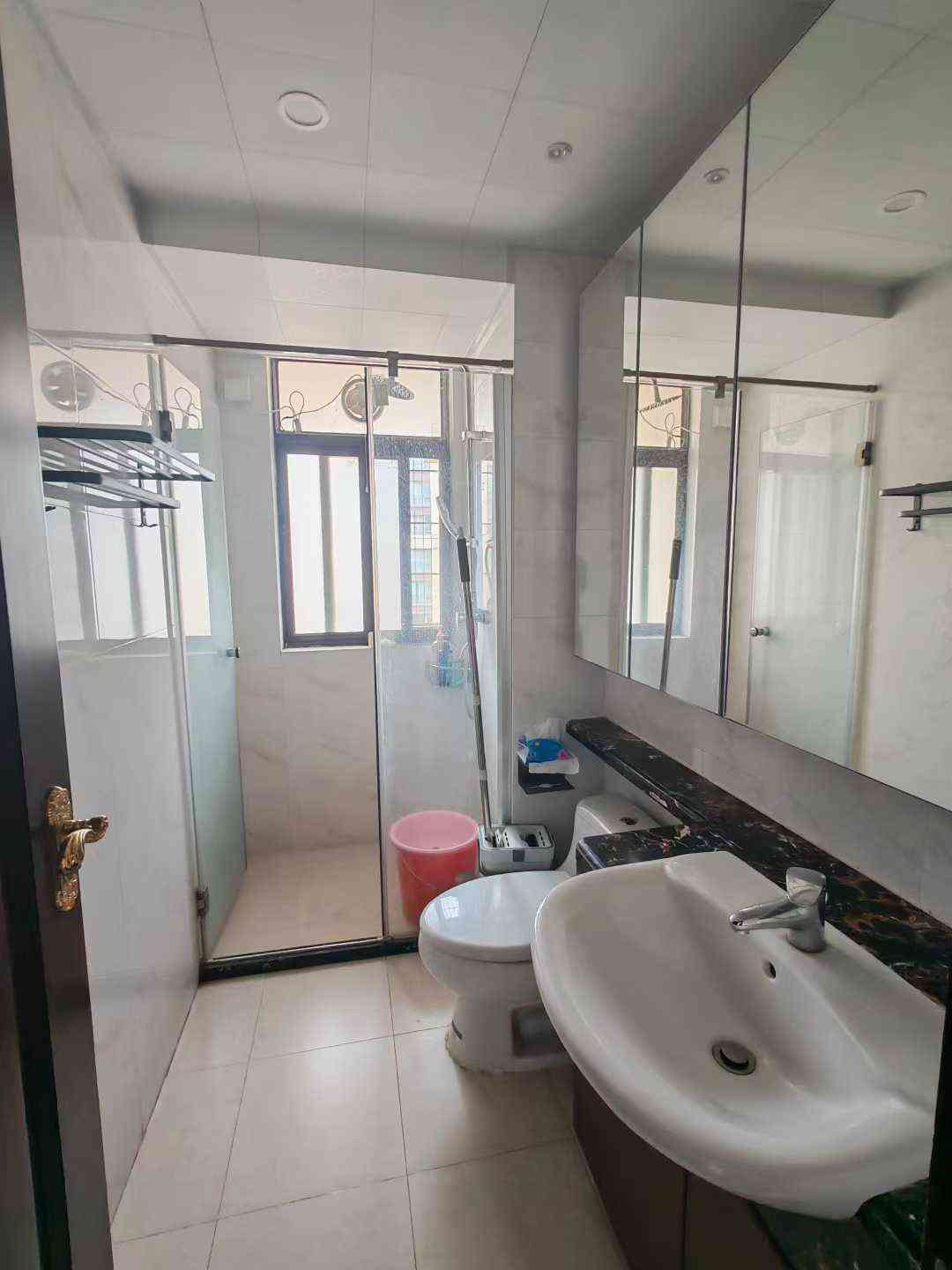 恒大一期首次出租恒大一期中高层 116平方 南北通透大三房两厅两卫 高档装修 押二付一 一年起租 仅2000元/月 不养宠物邱