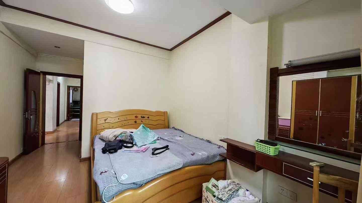 奕家客都新村C区大小区 作新小学学位房 加装电梯3楼3房2厅2卫 面积120平方 装修清楚 带家私家电可拎包入住 诚售39.8万 