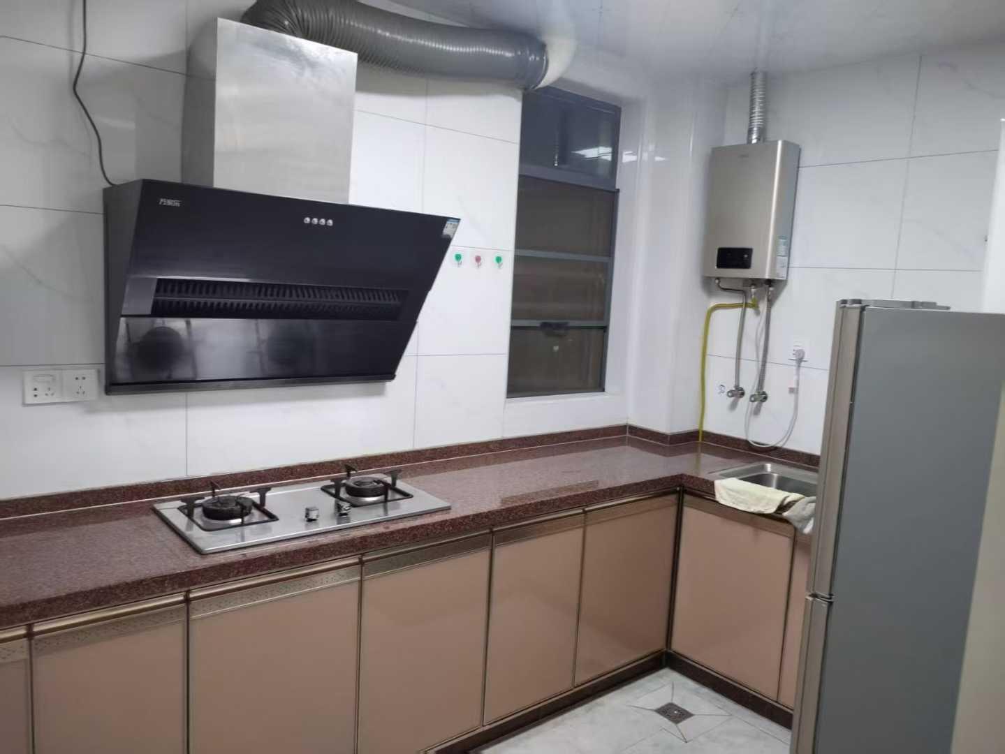 出租《城央首府》电梯中高楼 南北通透 四房二厅三卫 精装修 家私家电齐全 拎包入住 租2200元每月