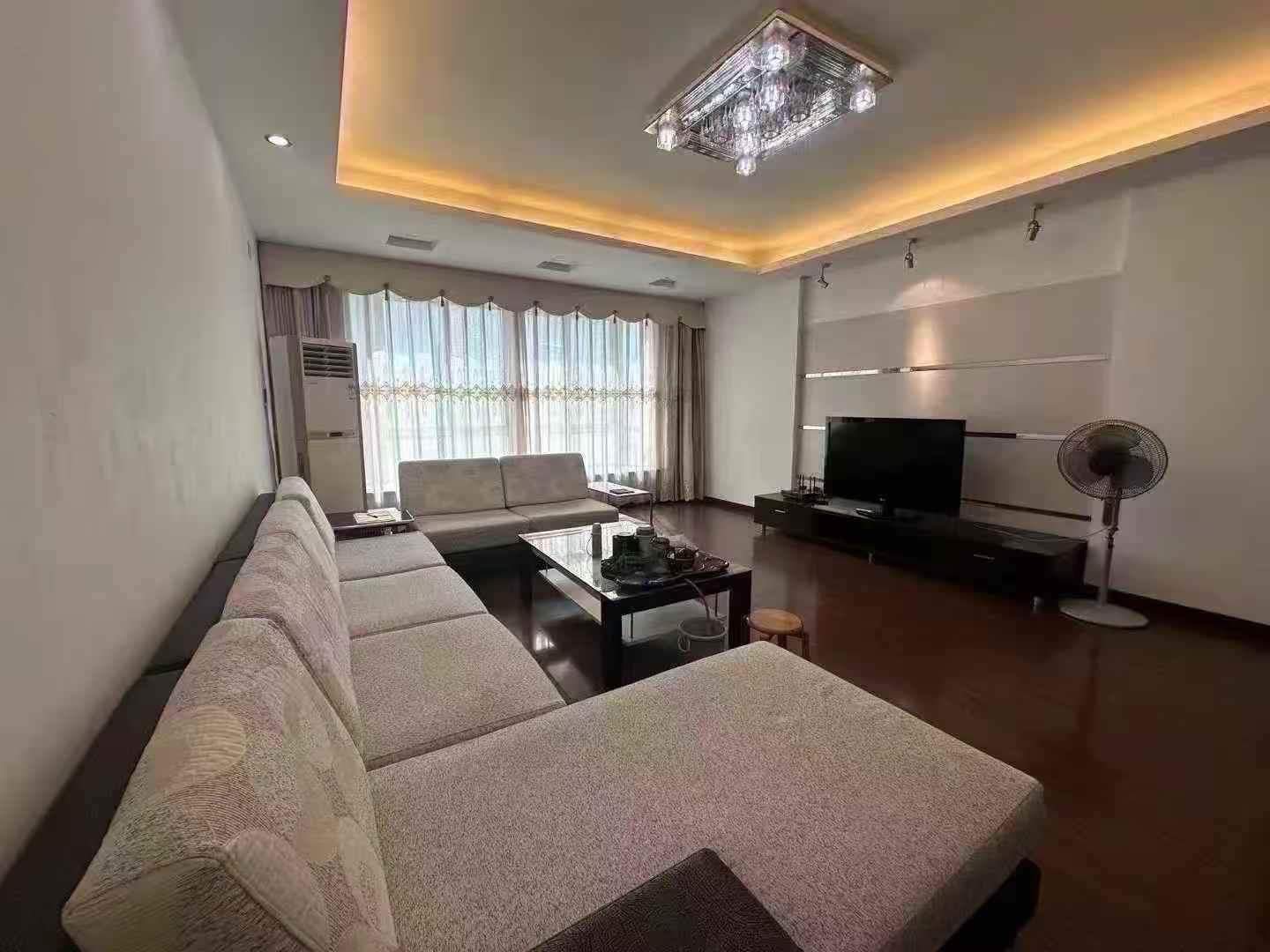 江南水岸新天原装电梯8楼146平方 4房2厅3卫2阳台 客厅南向 3面彩光 高档装修 送全屋家电家私 再送固定车位 拎包入住 邻近客都小学 体育馆 配套设施齐全 物业管理好 售价79.8万 看房方便