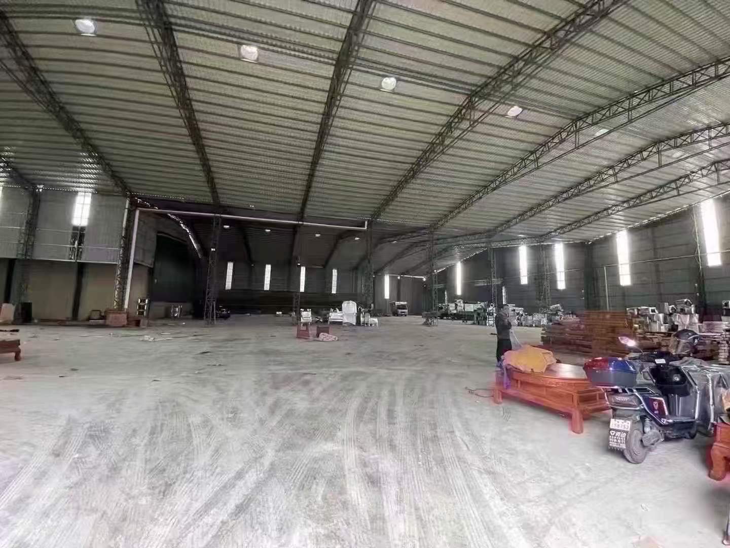 出租多个厂房出租《厂房仓库出租》位于月梅金盘桥附近 500平方 800平方 1100平方 3000平方 厂房高9-13米 三箱电 自来水到位 有卫生间 厂房道路7米宽 大车拖头出入方便 租金12元一平