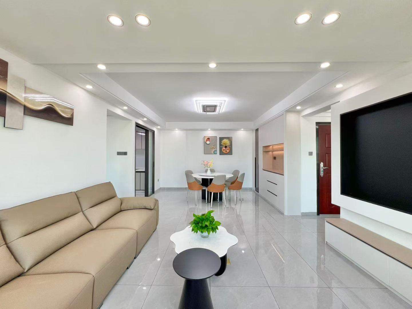 江南小学侧华维苑14楼江景4房63.8万一口价首付约5万 江南梅州日报社附近华维苑小区（2019年建）1403房（非顶楼） 面积123平方 4房2厅2卫2阳台 绝靓江景 所有房间都做了衣柜 买方出2万