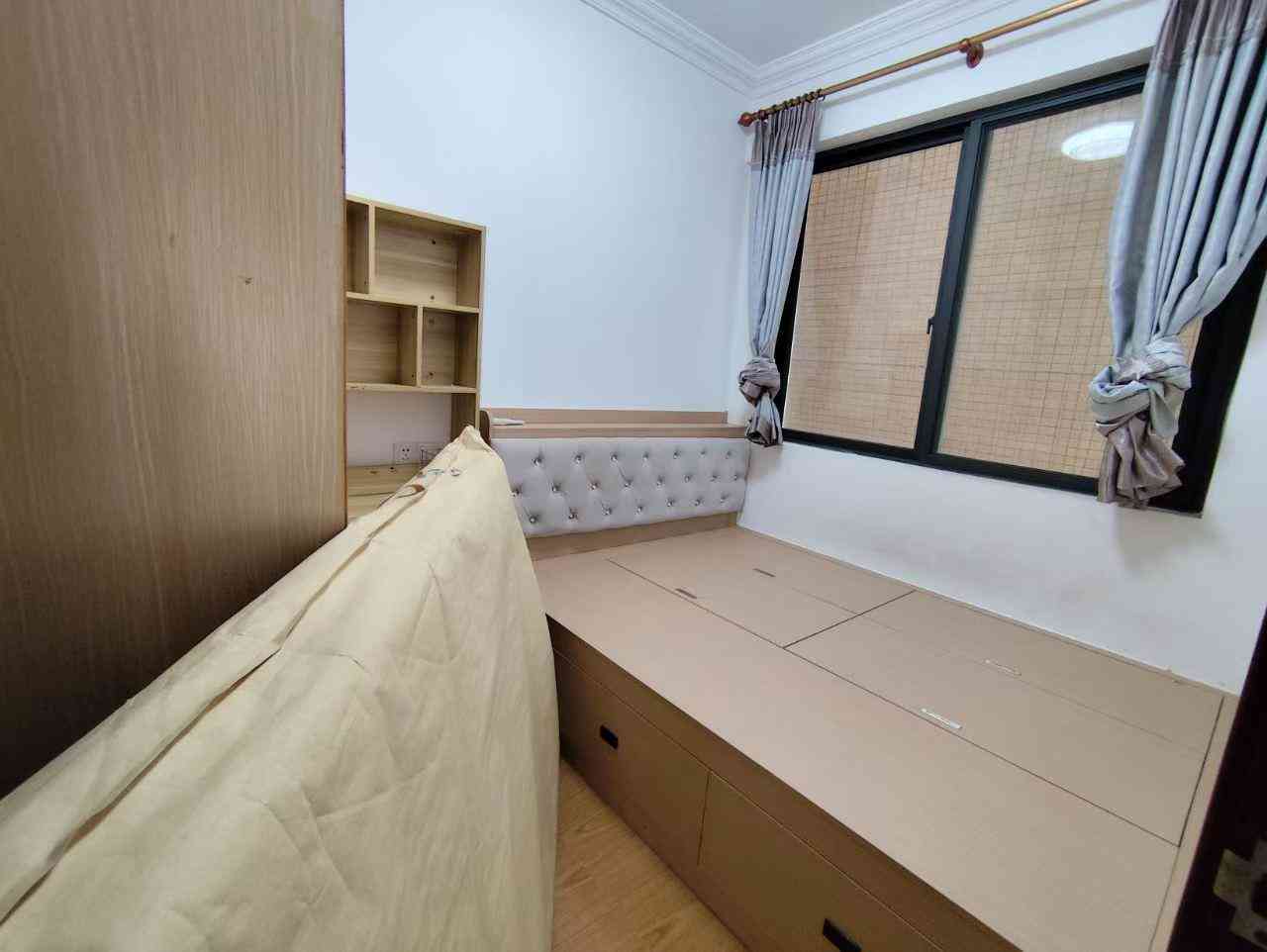 人民广场电梯3房带车位出租新县城恒昌雅苑电梯中间楼层 有小区 近德兴小学 3房2厅1卫包车位 家私家电齐全 拎包入住 一年起租 押二付一 租1700元/月 有钥匙方便看