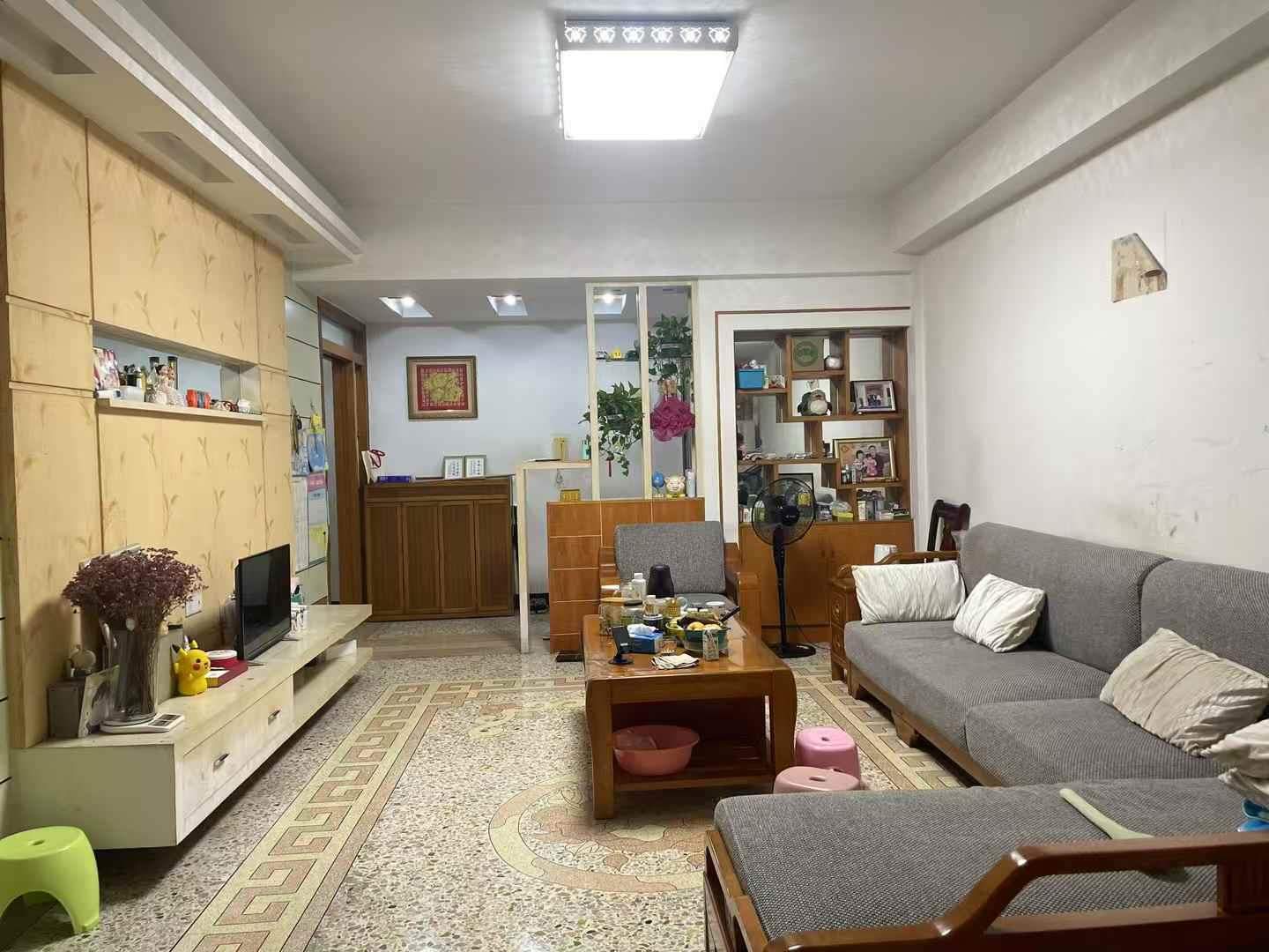 新县城五洲花园附近 步梯4楼 4房2厅2卫2阳台 证156平方边 保养好带家私家电 东南向 大小区带杂间 仅售49.8万 