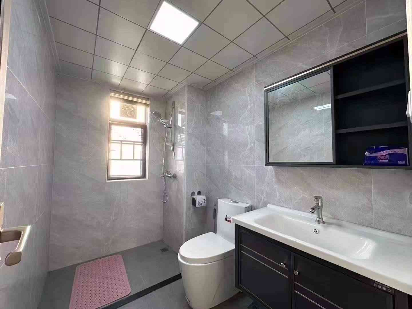 富力城3期 3房2厅2卫 电梯中间靓楼层 约119平米 豪华装修 家私家电全齐 2000元/月 一年起租 押二付一 