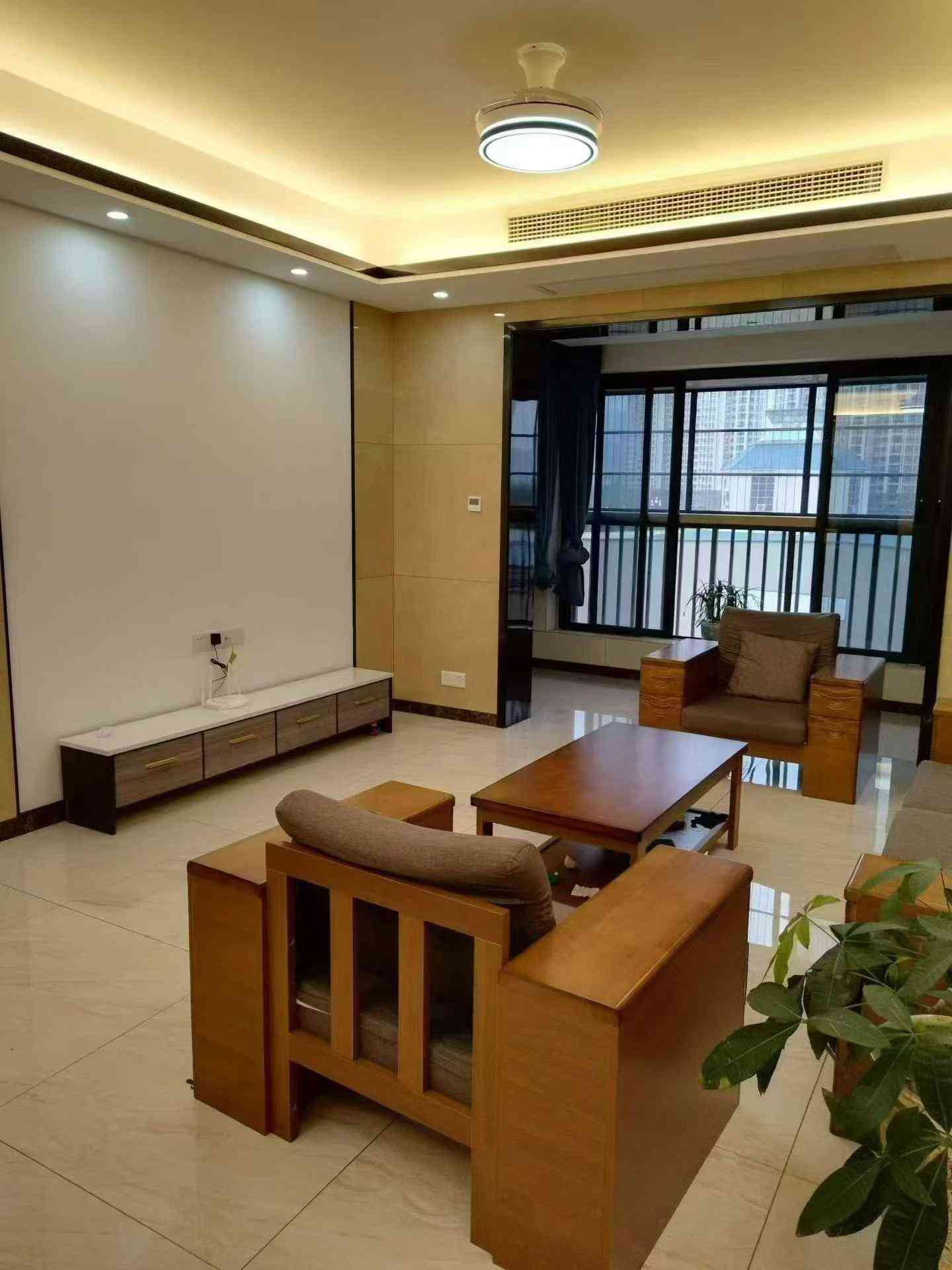 出租江南安置区（城央首府）D区 电梯中间楼层 四房三卫 带家私家电 拎包入住 押二付一 一年起租 租金2500元（包网络 包物业） 